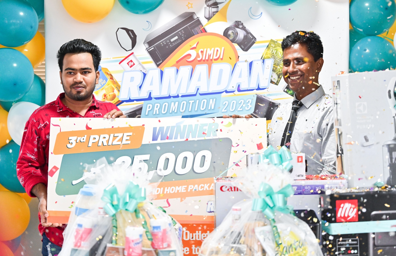 ޕްރޮމޯޝަނުގެ ތިން ވަނައަށް ދިޔަ ފަރާތަށް އިނާމު ހަވާލުކުރަނީ. -- ފޮޓޯ: ފަޔާޒް މޫސާ | މިހާރު