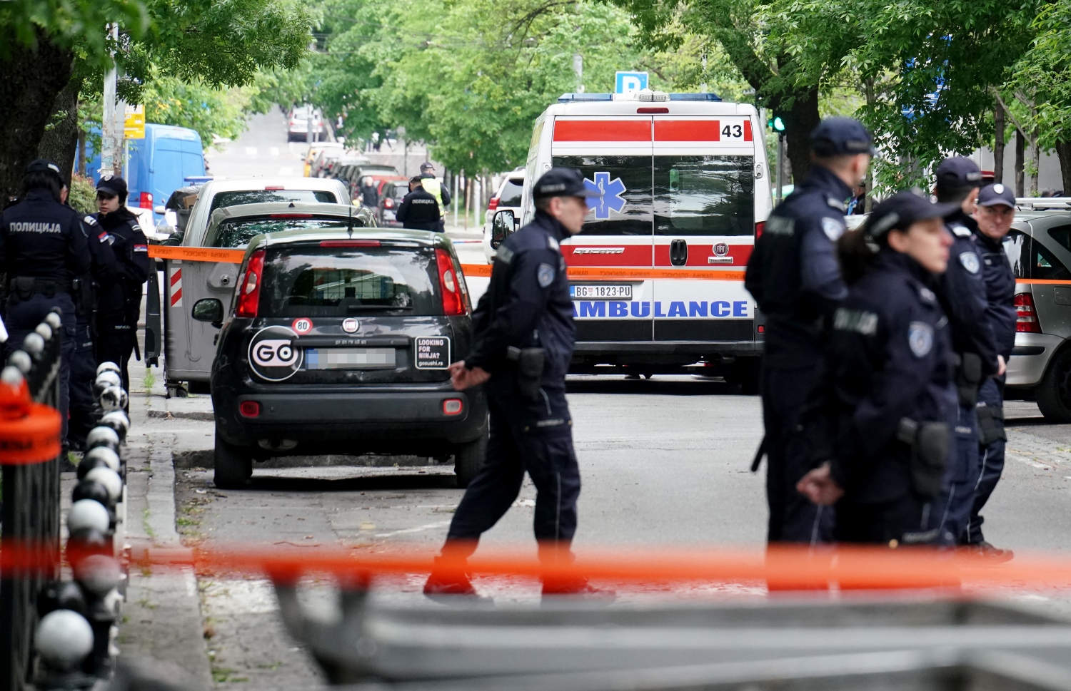 މެއި 3، 2023؛ ސާބިއާގެ ވެރިރަށް ބެލްގްރޭޑްގައި ހުންނަ ވްލަޑިސްލާވް ރިބްނިކާރް ޕްރައިމަރީ ސްކޫލްގައި ހިނގި ބަޑިޖެހުމުގެ ހާދިސާއާ ގުޅިގެން، ފުލުހުން އެ ސަރަހައްދުގައި ހަރަކާތްތެރިވަނީ. --އޭއެފްޕީ