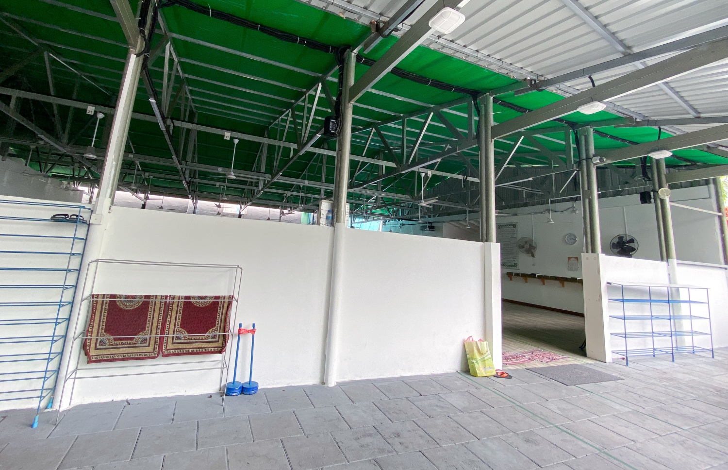 ޒިކުރާ މިސްކިތުގައި އެޅި ވަގުތީ މިސްކިތް.--