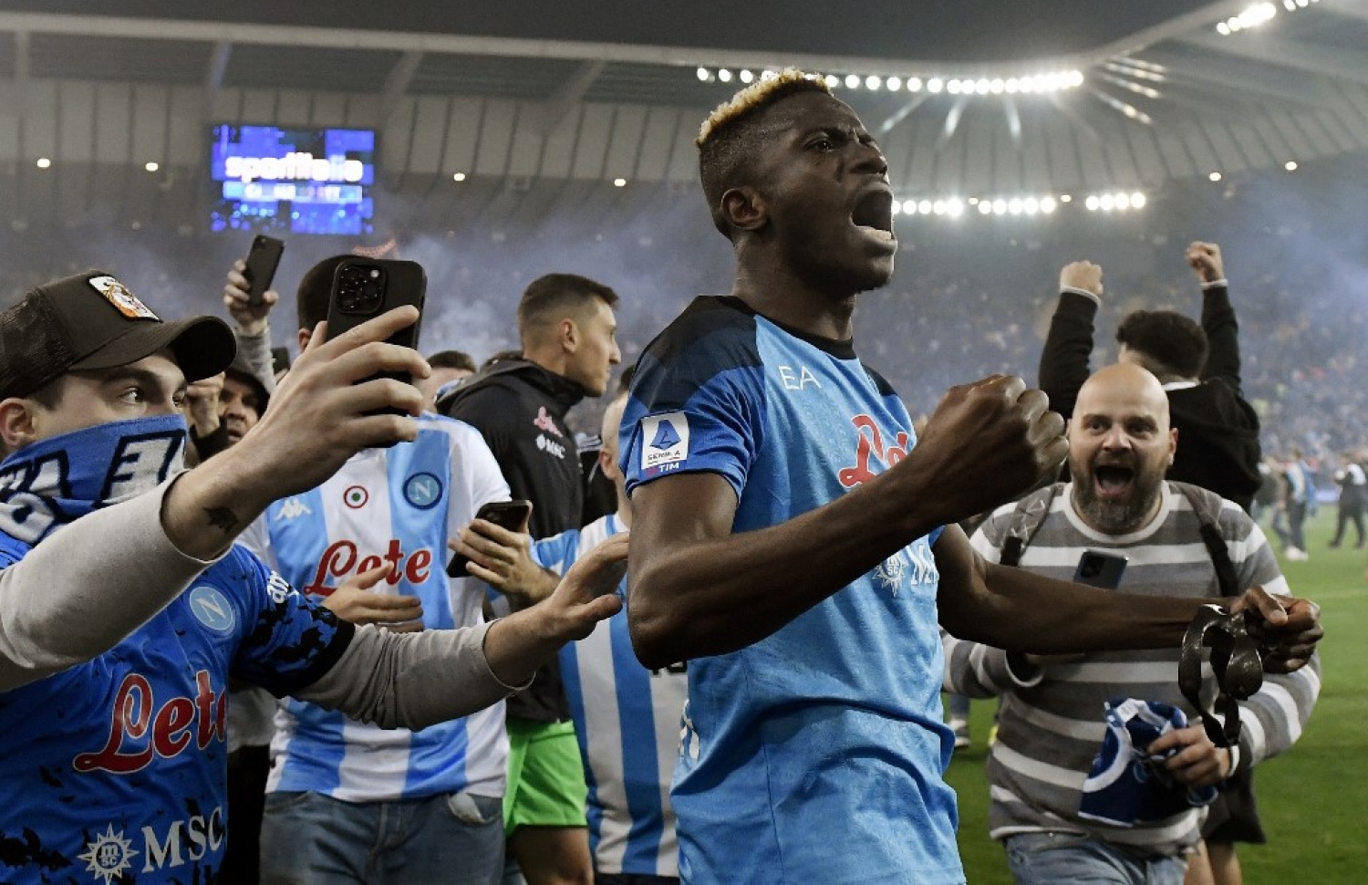 ނަޕޯލީ އަށް ލީގު ޔަގީން ކޮށްދޭން އެއްވަރުކުރި ގޯލު ޖަހައިދިން ފޯވާޑް އޮސީމެން، މެޗަށް ފަހު ދަނޑުމަތީ އޮތް އުފާފާޅުކުރުމުގެ ތެރެއިން.-- ފޮޓޯ: އޭއެފްޕީ