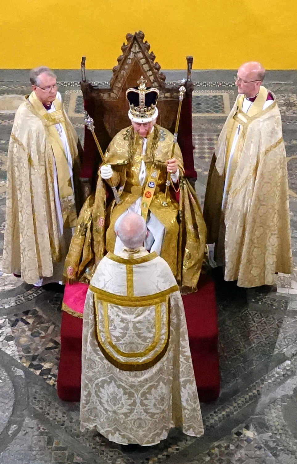 6 މެއި 2023؛ ސްޓޯން އޮފް ޑެސްޓިނީ (މިންވަރުފުޅުގެ ހިލަކޮޅު)ގެ ނަމުން މަޝްހޫރުވެފައިވާ ހިލަ ހިމެނޭ ގޮތަށް ތައްޔާރުކޮށްފައިވާ، ރަސްގެފާނު އެޑްވަޑްގެ ނަމުން ނަން ދެވިފައިވާ ތަޚުތުގައި އިށީނދެވަޑައިގެން އިންނަވައި، އިނގިރޭސި ރަސްގެފާނު ޗާލްސް ތިނެއް، އިނގިރޭސި ރަސްކަމުގެ ތަމްޒުތަކާ ހަވާލުވެވަޑައިގަންނަވަނީ. --އޭއެފްޕީ