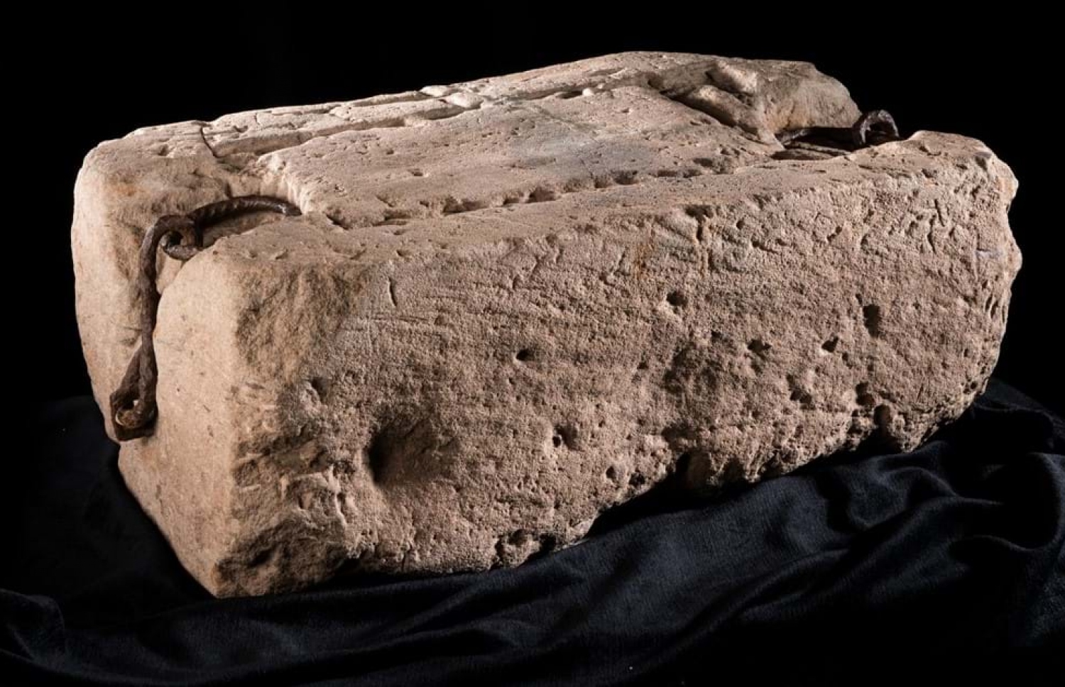 ސްޓޯން އޮފް ޑެސްޓިނީ (މިންވަރުފުޅުގެ ހިލަކޮޅު)ގެ ނަމުން މަޝްހޫރުވެފައިވާ، ބަރުދަނުގައި 125 ކިލޯ ހުންނަ ހިލަ