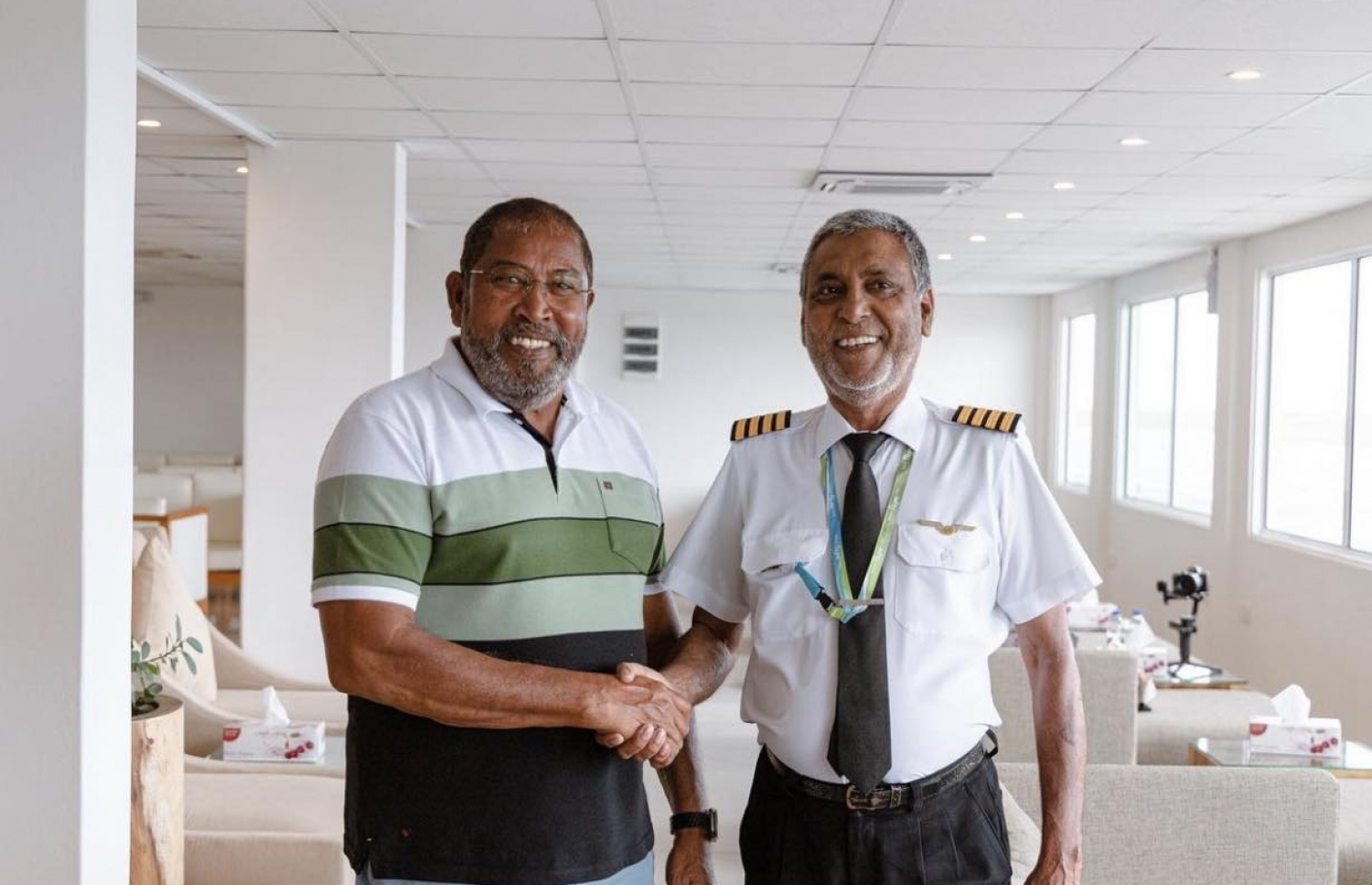 ޕައިލެޓްކަމުން ރަޝީދު ރިޓަޔާ ކުރެއްވުމުން އޭނާއާ ވިލާ އެއާގެ ޗެއާމަން ގާސިމް މިދިޔަ ބުރާސްފަތި ދުވަހު މާމިގިލި އެއާޕޯޓްގައި ބައްދަލުކުރައްވަނީ.