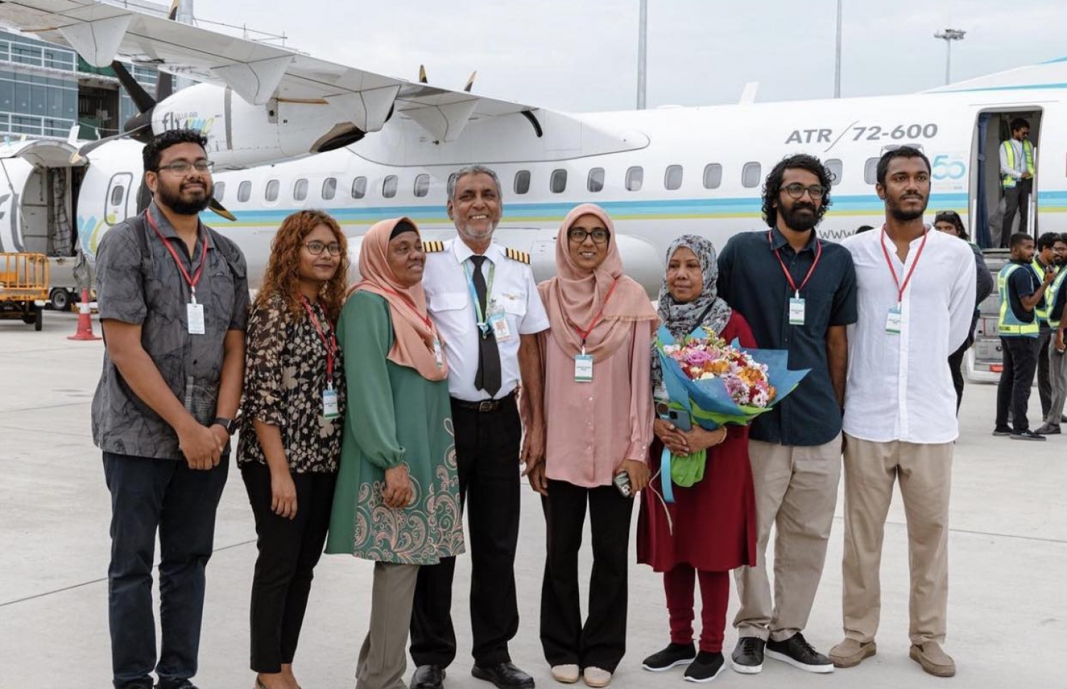 ރަޝީދުގެ ޕައިލެޓްކަމުގައި 40 އަހަރު ހޭދަކުރެއްވުމަށް ފަހު، މިދިޔަ ބުރާސްފަތި ދުވަހު ރިޓަޔާ ކުރައްވައި އާއިލާގެ ބައެއް ބޭފުޅުންނާއެކު ފޮޓޯއެއް ނަންގަވަނީ.