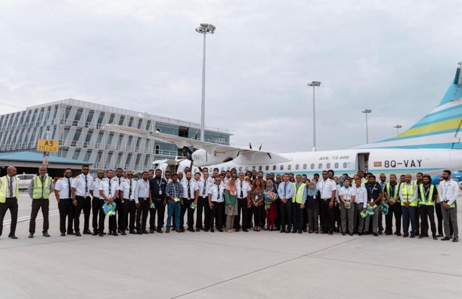 40 އަހަރުގެ އުދުހުމަށް ފަހު ރިޓަޔާ ކުރެއްވުމުން ރަޝީދުގެ ހިދުމަތް ފާހަގަކުރަން އެމްއޭސީއެލާއި އައިލެންޑް އޭވިއޭޝަނާއި އޭޓީސީގެ ބައެއް މުވައްޒަފުން އޭނާއާއެކު ވެލާނާ އިންޓަނޭޝަނަލް އެއާޕޯޓްގައި މިދިޔަ ބުރާސްފަތި ދުވަހު ފޮޓޯއެއް ނަގަނީ.