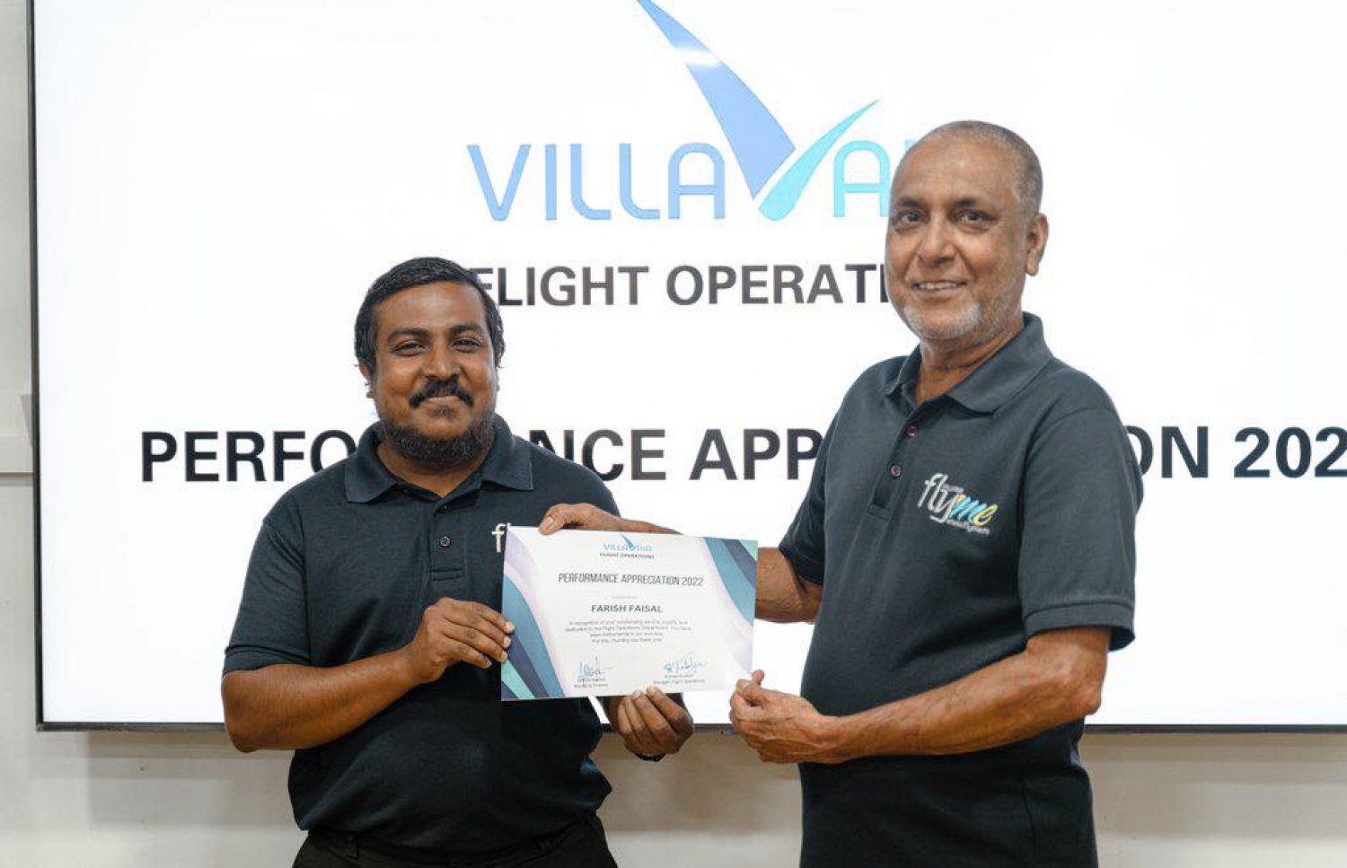 ވިލާ އެއާގެ ތަމްރީނެއް ފުރިހަމަކުރި މުވައްޒަފަކަށް ރަޝީދު ސެޓްފިކެޓް ދެއްވަނީ.