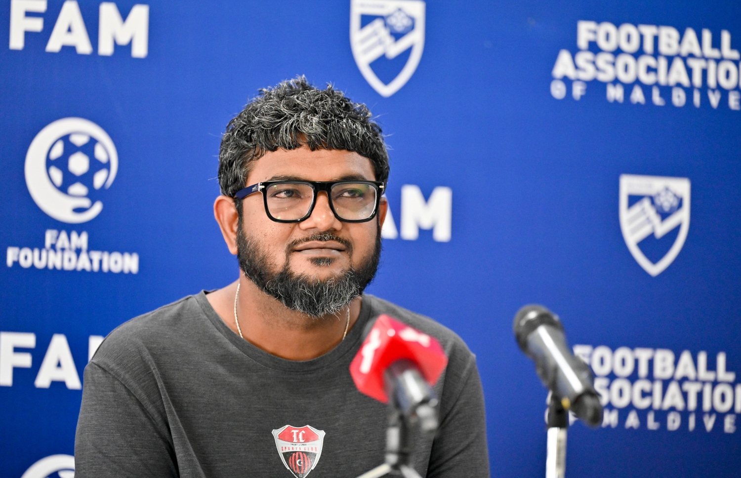 ލީގުގެ ފުރަތަމަ މެޗުގެ ކުރިން ޓީސީގެ ކޯޗު އަހުސަން މީޑީއާއާ ވާހަކަ ދައްކަނީ.-- ފޮޓޯ: ނިޝާން އަލީ/ މިހާރު