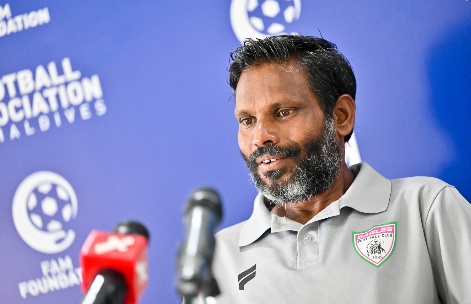 އީގަލްސްގެ އެސިސްޓެންޓް ކޯޗު މުއާވިޔަތު އިލްހާމް: ހެޑް ކޯޗު އިހުސާން އަބްދުލް ގަނީ (ސާންތީ) ބަލިވެ އުޅޭތީ، ލީގު ފެށިގެން މިހާތަނަށް ހުރިހާ މެޗެއްގައި ވެސް ޓީމަށް އިރުޝާދު ދެނީ އިލްހާމް--- ފޮޓޯ: ނިޝާން އަލީ | މިހާރު