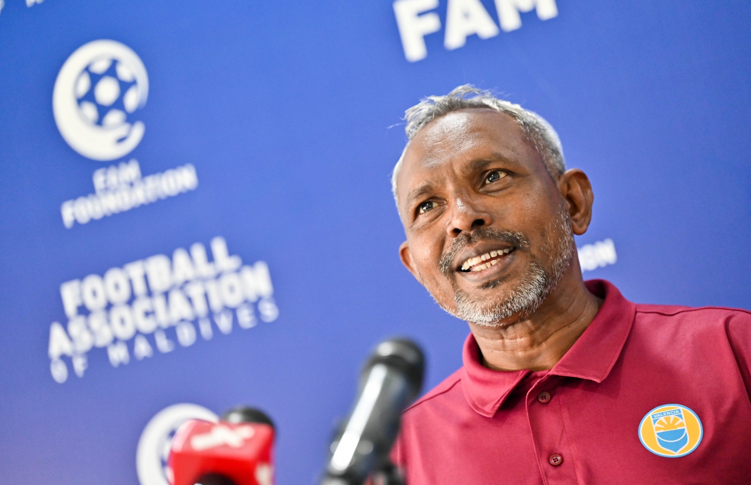 އިއްޔެގެ ޕްރެސް ކޮންފަރެންސްގައި ވެލެންސިއާގެ ކޯޗު ފެސްކޯ މީޑީއާއާ ވާހަކަ ދައްކަނީ.-- ފޮޓޯ: ނިޝާން އަލީ | މިހާރު