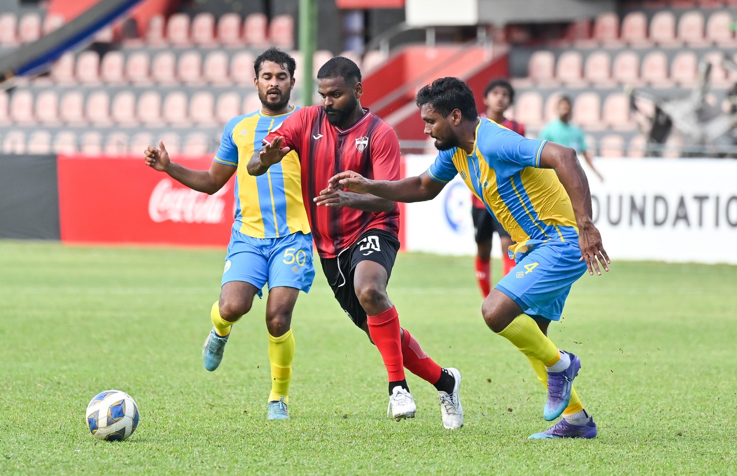 ޓީސީ އަށް ލީޑު ނަގައިދިން ގޯލު ޖެހި މުއްޓި، ވެލެންސިއާގެ ޑިފެންޑަރު އެންޑީ ކައިރިން ނައްޓަން މަސައްކަތް ކުރަނީ..-- ފޮޓޯ: ފަޔާޒް މޫސާ/ މިހާރު