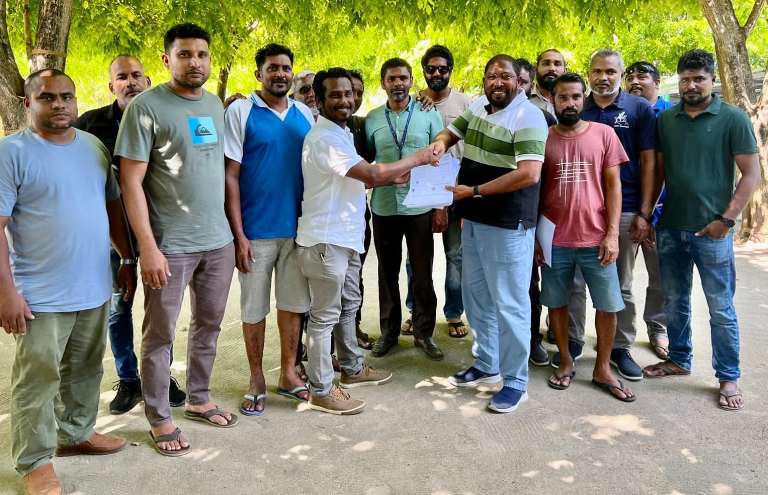 އދ. އަތޮޅުން ޖޭޕީއާ އަލަށް ގުޅުނު ބައެއްގެ ފޯމާ ގާސިމް ހަވާލުވެވަޑައިގަންނަވަނީ.---ފޮޓޯ: ޖޭޕީ