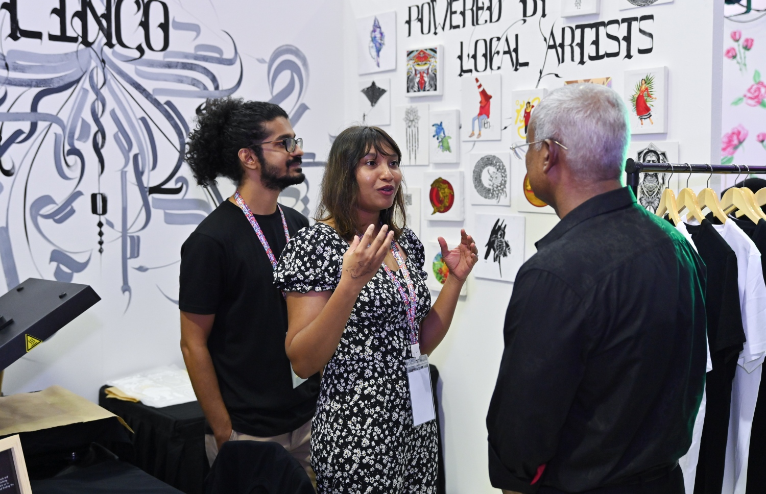 ފަރުމާ އިންޓަނޭޝަނަލް ޔޫތު އާޓް ފެސްޓިވަލް ހުޅުވުމަށް ބޭއްވި ރަސްމިއްޔާތުގައި، ފެސްޓިވަލުގައި ބައިވެރިވި ފަންނުވެރިއަކު ރައީސް އިބްރާހިމް މުހައްމަދު ސޯލިހު އާ ވާހަކަ ދައްކަވަނީ.-- ފޮޓޯ: ރައީސް އޮފީސް