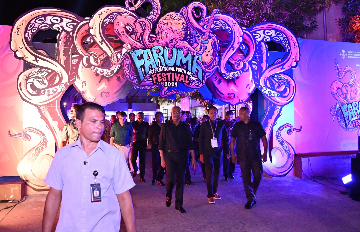 ފަރުމާ އިންޓަނޭޝަނަލް ޔޫތު އާޓް ފެސްޓިވަލް ހުޅުވުމަށް ބޭއްވި ރަސްމިއްޔާތު ނިންމަވާލެއްވުމަށްފަހު ރައީސް އިބްރާހިމް މުހައްމަދު ސޯލިހު ވަޑައިގަންނަވަނީ.-- ފޮޓޯ: ރައީސް އޮފީސް