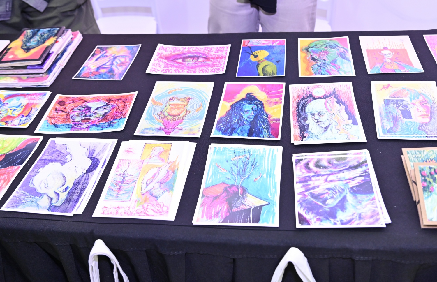 ފަރުމާ އިންޓަނޭޝަނަލް ޔޫތު އާޓް ފެސްޓިވަލް ހުޅުވުމަށް ބޭއްވި ރަސްމިއްޔާތުގައި، ފެސްޓިވަލުގައި ބައިވެރިވި ފަންނުވެރިއެއްގެ ކުރެހުންތަކެއް.-- ފޮޓޯ: ރައީސް އޮފީސް