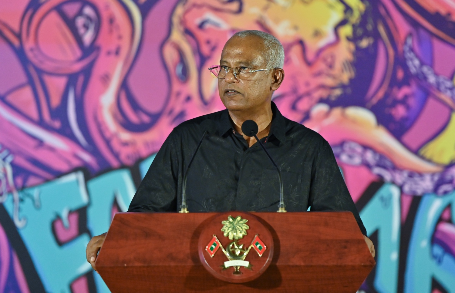 ފަރުމާ އިންޓަނޭޝަނަލް ޔޫތު އާޓް ފެސްޓިވަލް ހުޅުވުމަށް ބޭއްވި ރަސްމިއްޔާތުގައި، ރައީސް އިބްރާހިމް މުހައްމަދު ސޯލިހު ވާހަކަ ދައްކަވަނީ.-- ފޮޓޯ: ރައީސް އޮފީސް