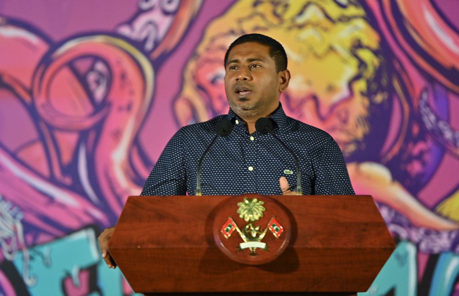 ފަރުމާ އިންޓަނޭޝަނަލް ޔޫތު އާޓް ފެސްޓިވަލް ހުޅުވުމަށް ބޭއްވި ރަސްމިއްޔާތުގައި، ޔޫތު މިނިސްޓަރު އަހުމަދު މަހުލޫފް ވާހަކަ ދައްކަވަނީ.-- ފޮޓޯ: ރައީސް އޮފީސް