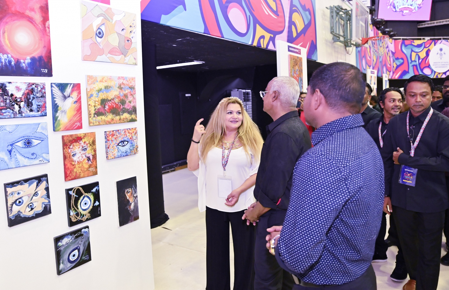 ފަރުމާ އިންޓަނޭޝަނަލް ޔޫތު އާޓް ފެސްޓިވަލް ހުޅުވުމަށް ބޭއްވި ރަސްމިއްޔާތުގައި، ފެސްޓިވަލުގައި ބައިވެރިވި ފަންނުވެރިއަކާ ރައީސް އިބްރާހިމް މުހައްމަދު ސޯލިހު ވާހަކަ ދައްކަވަނީ.-- ފޮޓޯ: ރައީސް އޮފީސް