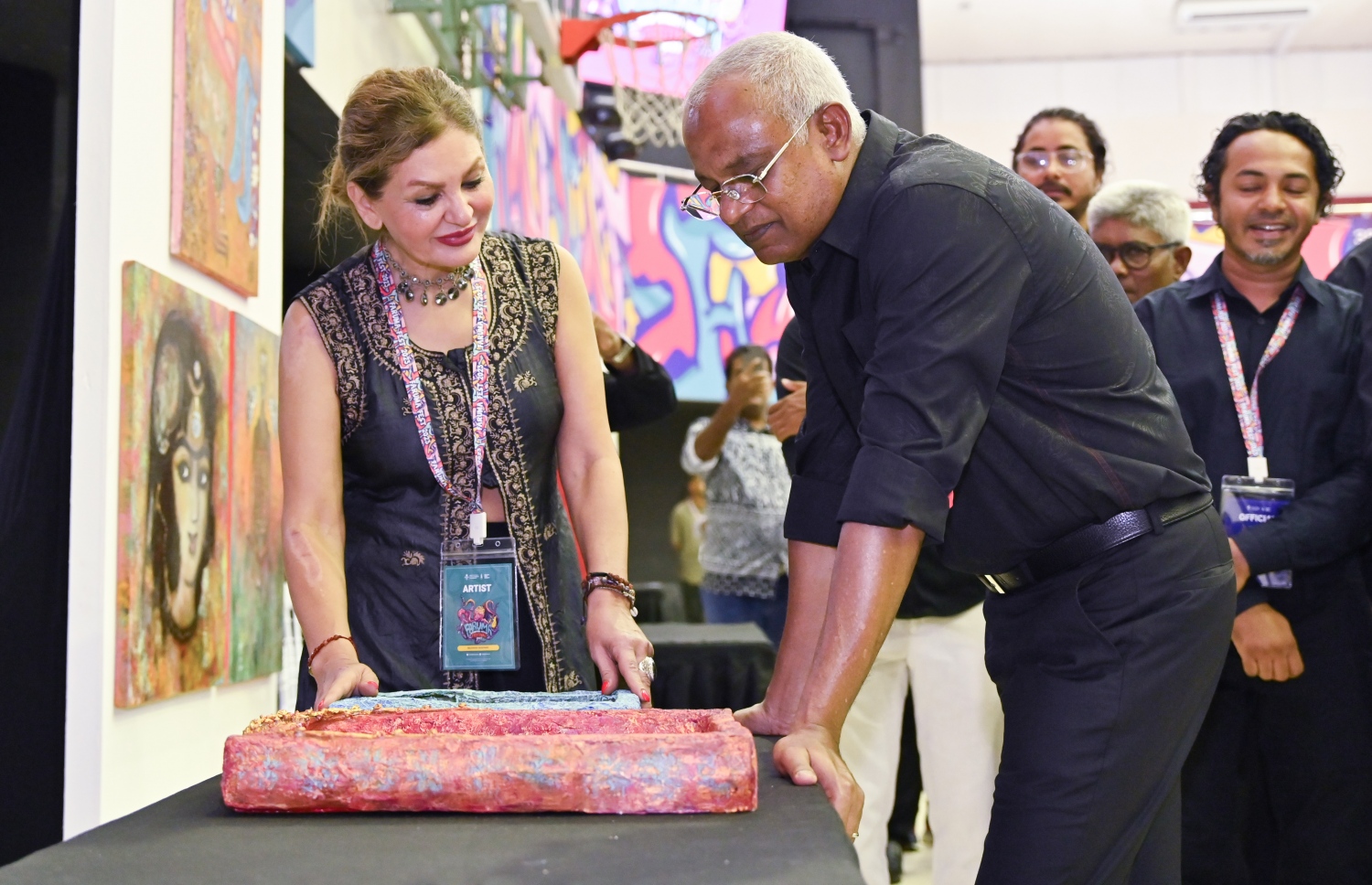 ފަރުމާ އިންޓަނޭޝަނަލް ޔޫތު އާޓް ފެސްޓިވަލް ހުޅުވުމަށް ބޭއްވި ރަސްމިއްޔާތުގައި، ފެސްޓިވަލުގައި ބައިވެރިވި ފަންނުވެރިއަކާ ރައީސް އިބްރާހިމް މުހައްމަދު ސޯލިހު ވާހަކަ ދައްކަވަނީ.-- ފޮޓޯ: ރައީސް އޮފީސް