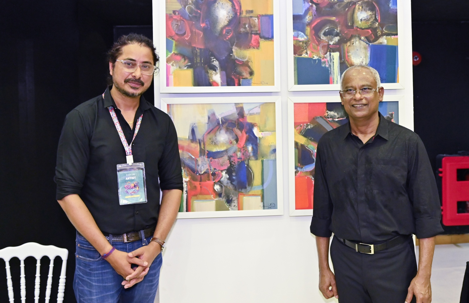 ފަރުމާ އިންޓަނޭޝަނަލް ޔޫތު އާޓް ފެސްޓިވަލް ހުޅުވުމަށް ބޭއްވި ރަސްމިއްޔާތުގައި، ފެސްޓިވަލުގައި ބައިވެރިވި ފަންނުވެރިއަކާއެކު ރައީސް އިބްރާހިމް މުހައްމަދު ސޯލިހު ފޮޓޯއަކަށް ހުއްޓިވަޑައިގެން.-- ފޮޓޯ: ރައީސް އޮފީސް