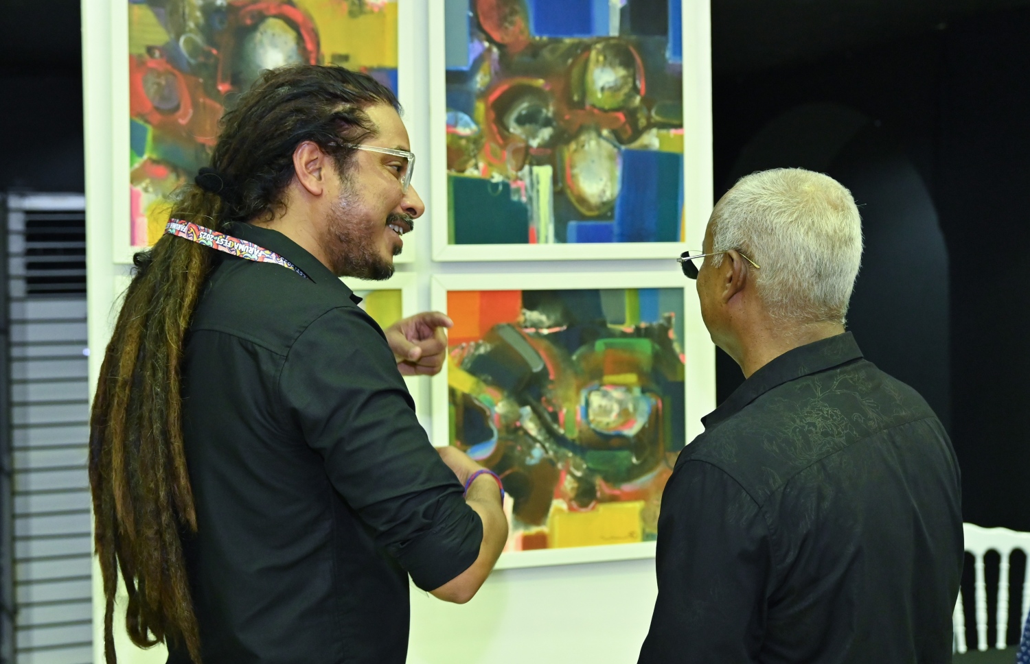 ފަރުމާ އިންޓަނޭޝަނަލް ޔޫތު އާޓް ފެސްޓިވަލް ހުޅުވުމަށް ބޭއްވި ރަސްމިއްޔާތުގައި، ފެސްޓިވަލުގައި ބައިވެރިވި ފަންނުވެރިއަކު ރައީސް އިބްރާހިމް މުހައްމަދު ސޯލިހު އާ ވާހަކަ ދައްކަވަނީ.-- ފޮޓޯ: ރައީސް އޮފީސް