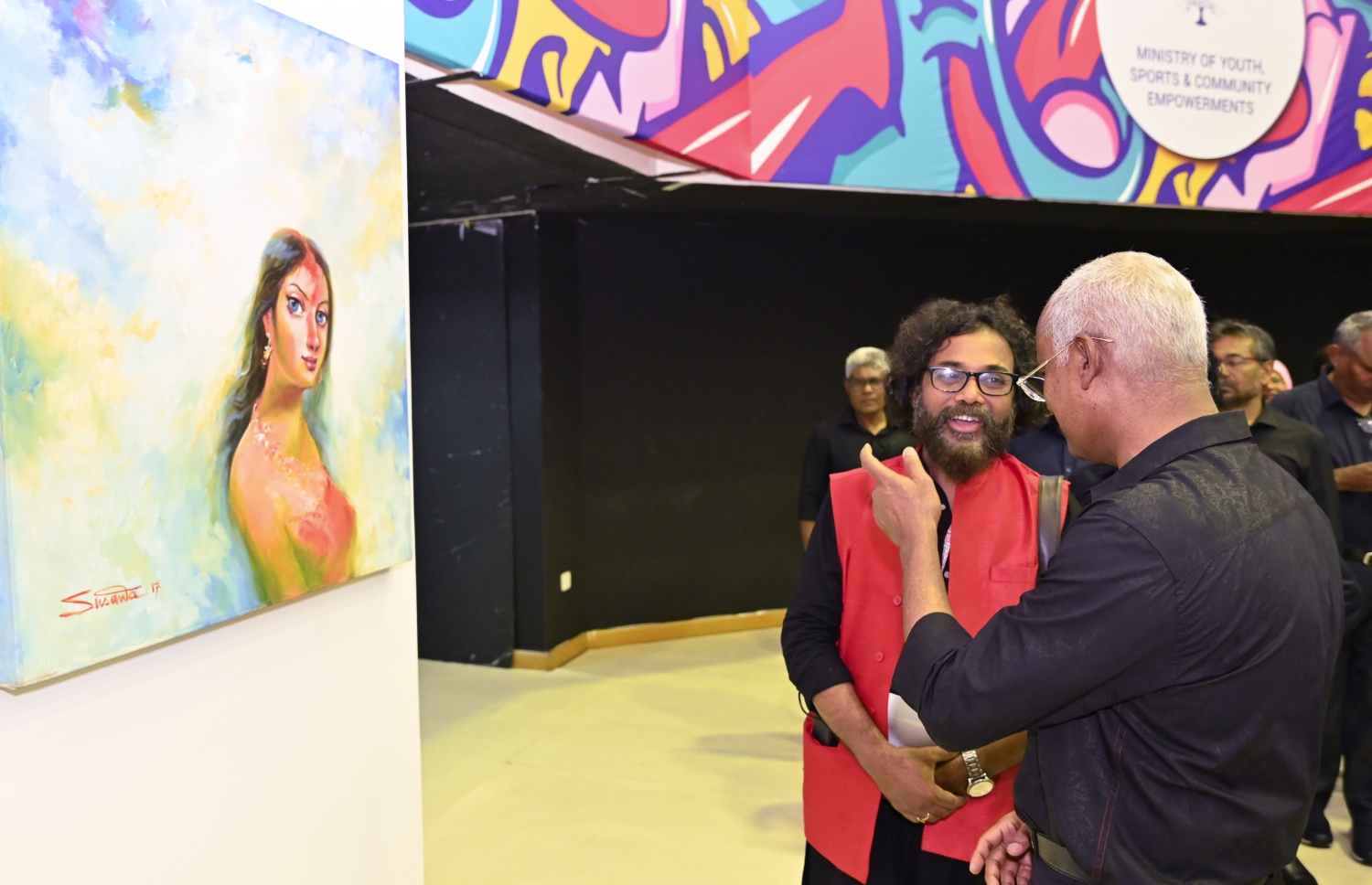 ފަރުމާ އިންޓަނޭޝަނަލް ޔޫތު އާޓް ފެސްޓިވަލް ހުޅުވުމަށް ބޭއްވި ރަސްމިއްޔާތުގައި، ފެސްޓިވަލުގައި ބައިވެރިވި ފަންނުވެރިއަކާ ރައީސް އިބްރާހިމް މުހައްމަދު ސޯލިހު ވާހަކަ ދައްކަވަނީ.-- ފޮޓޯ: ރައީސް އޮފީސް