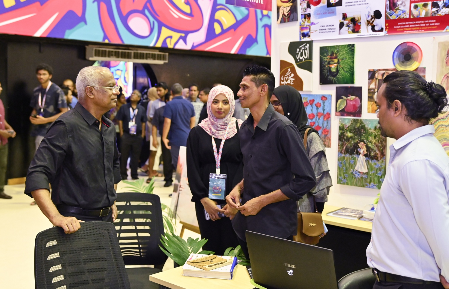 ފަރުމާ އިންޓަނޭޝަނަލް ޔޫތު އާޓް ފެސްޓިވަލް ހުޅުވުމަށް ބޭއްވި ރަސްމިއްޔާތުގައި، ފެސްޓިވަލުގައި ބައިވެރިވި ފަންނުވެރިއަކާ ރައީސް އިބްރާހިމް މުހައްމަދު ސޯލިހު ވާހަކަ ދައްކަވަނީ.-- ފޮޓޯ: ރައީސް އޮފީސް