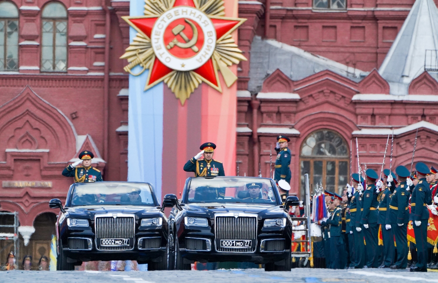 މެއި 9، 2023: ރަޝިޔާގެ ނަސްރުގެ ދުވަސް ފާހަގަކުރުމަށް، ވެރިރަށް މޮސްކޯގެ ރަތް މައިދާނުގައި ބޭއްވި ރަސްމިޔާތުގައި ރަޝިޔާގެ ދިފާއީ ވަޒީރު ސަރްގޭ ޝޮައިގޫ، ސިފައިންގެ ލަޝްކަރުތައް އިންސްޕެކްޓްކޮށްދެއްވަނީ. --އޭއެފްޕީ