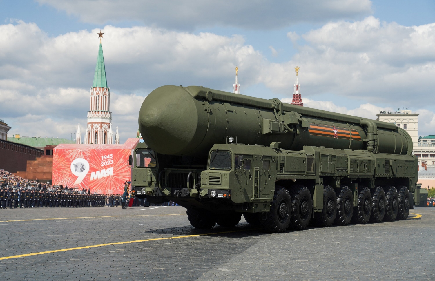 މެއި 9، 2023: ރަޝިޔާގެ ނަސްރުގެ ދުވަސް ފާހަގަކުރުމަށް، ވެރިރަށް މޮސްކޯގެ ރަތް މައިދާނުގައި ބޭއްވި ރަސްމިޔާތުގައި ރަޝިޔާގެ ޔާޒް މަރުކާގެ އިންޓަކޮންޓިނެންޓަލް ބެލިސްޓިކް މިސައިލްއެއް ދައްކައިލަނީ. --އޭއެފްޕީ