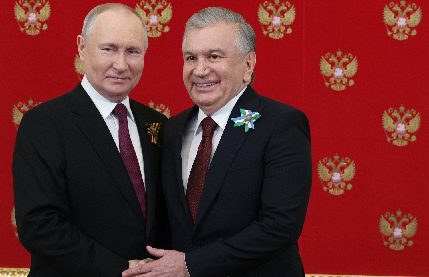 މެއި 9، 2023: ރަޝިޔާގެ ނަސްރުގެ ދުވަސް ފާހަގަކުރުމަށް ބޭއްވި ރަސްމިޔާތަށް ވަޑައިގަތުމުން، އުޒްބެކިސްތާނުގެ ރައީސް ޝައުކަތު މިރްޒިޔޮޔޭވް އަށް ރަޝިޔާގެ ރައީސް ލަޑިމިއާ ޕުޓިން (ވ) މަރުހަބާ ވިދާޅުވަނީ. --އޭއެފްޕީ