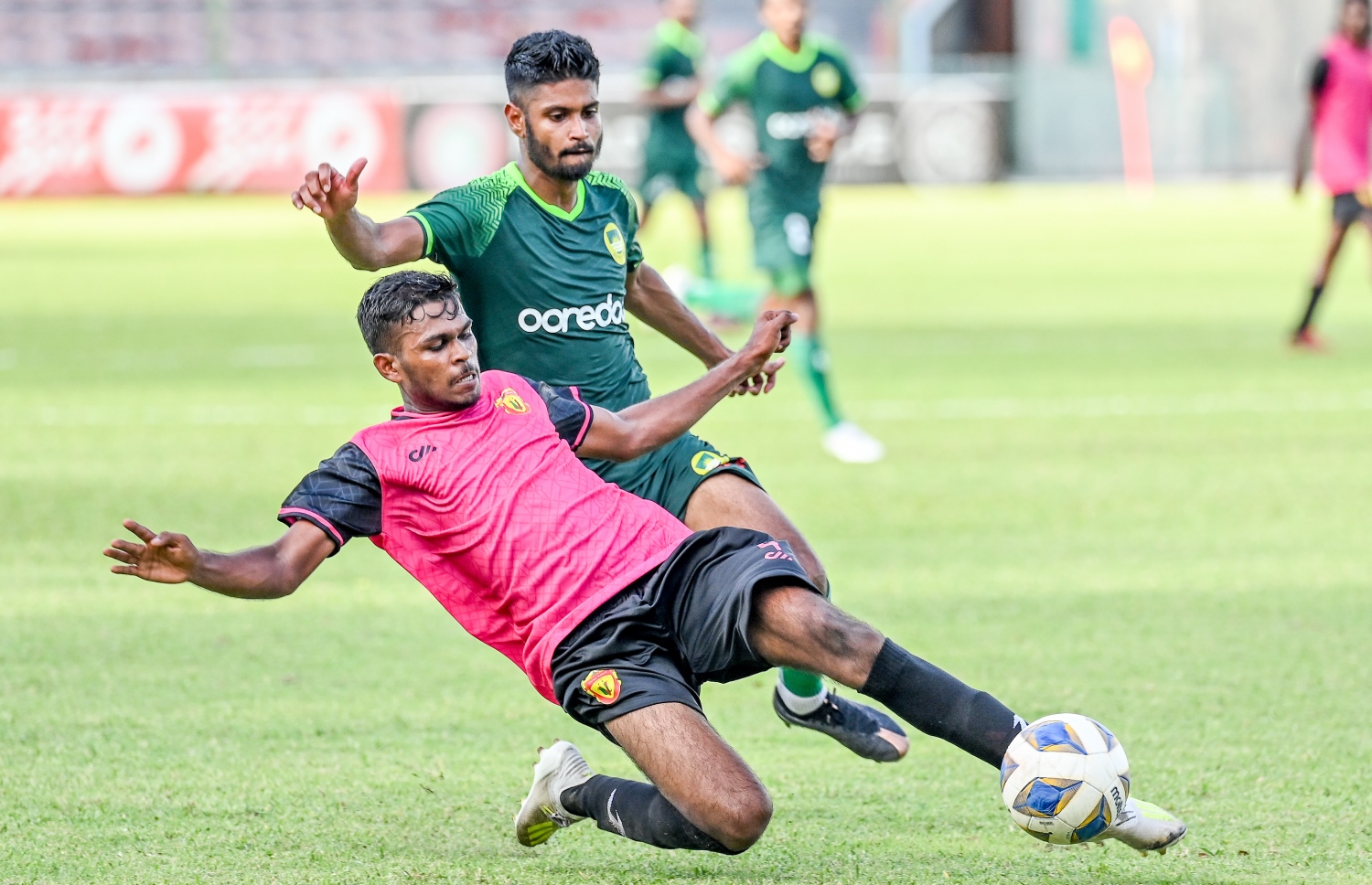 ޔޫވީގެ ކުޅުންތެރިއަކު މާޒިޔާގެ ހަންނަ އަތުން ބޯޅަ ހޯދަނީ.-- ފޮޓޯ: ނިޝާން އަލީ/ މިހާރު