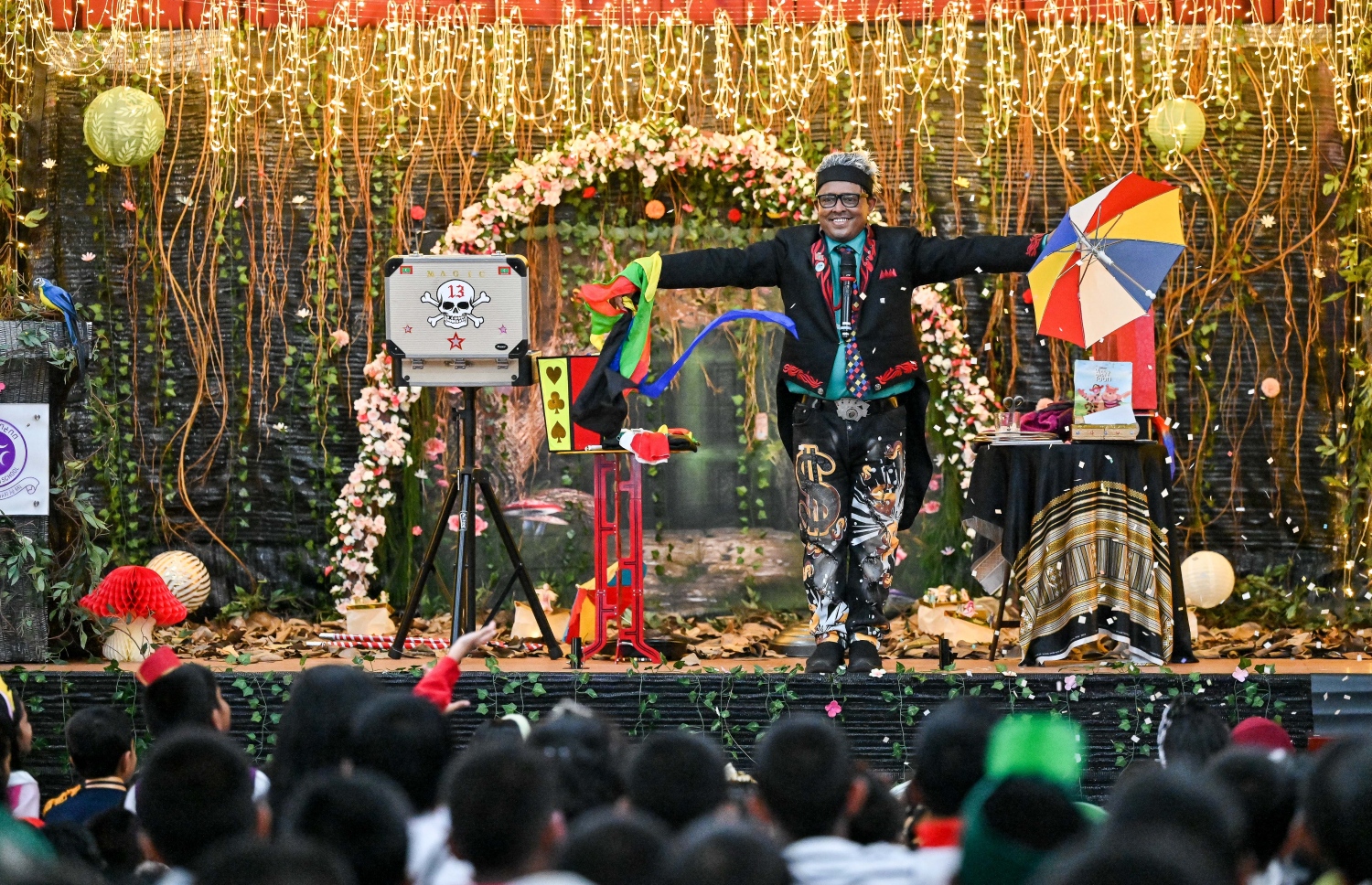 ކުޑަކުދިންގެ ދުވަސް ފާހަގަކުރުމަށް އިއްޒުއްދީން ސްކޫލުގައި މިއަދު ބޭއްވި ޖާދޫ ޝޯ ގެ ތެރެއިން: މިއަދުގެ ރަސްމިއްޔާތައް ސްކޫލް ތެރެ ވަރަށް ބޮޑަށް ޒީނަތްތެރިކޮށް، ޓީޗަރުންނާއި ދަރިވަރުން ސްކޫލަށް ދިޔައީ އެކި ކަހަލުގެ ކާޓޫން ކެރެކްޓާތަކުގެ ހެދުމުގައި.-- ފޮޓޯ: ނިޝާން އަލީ / މިހާރު