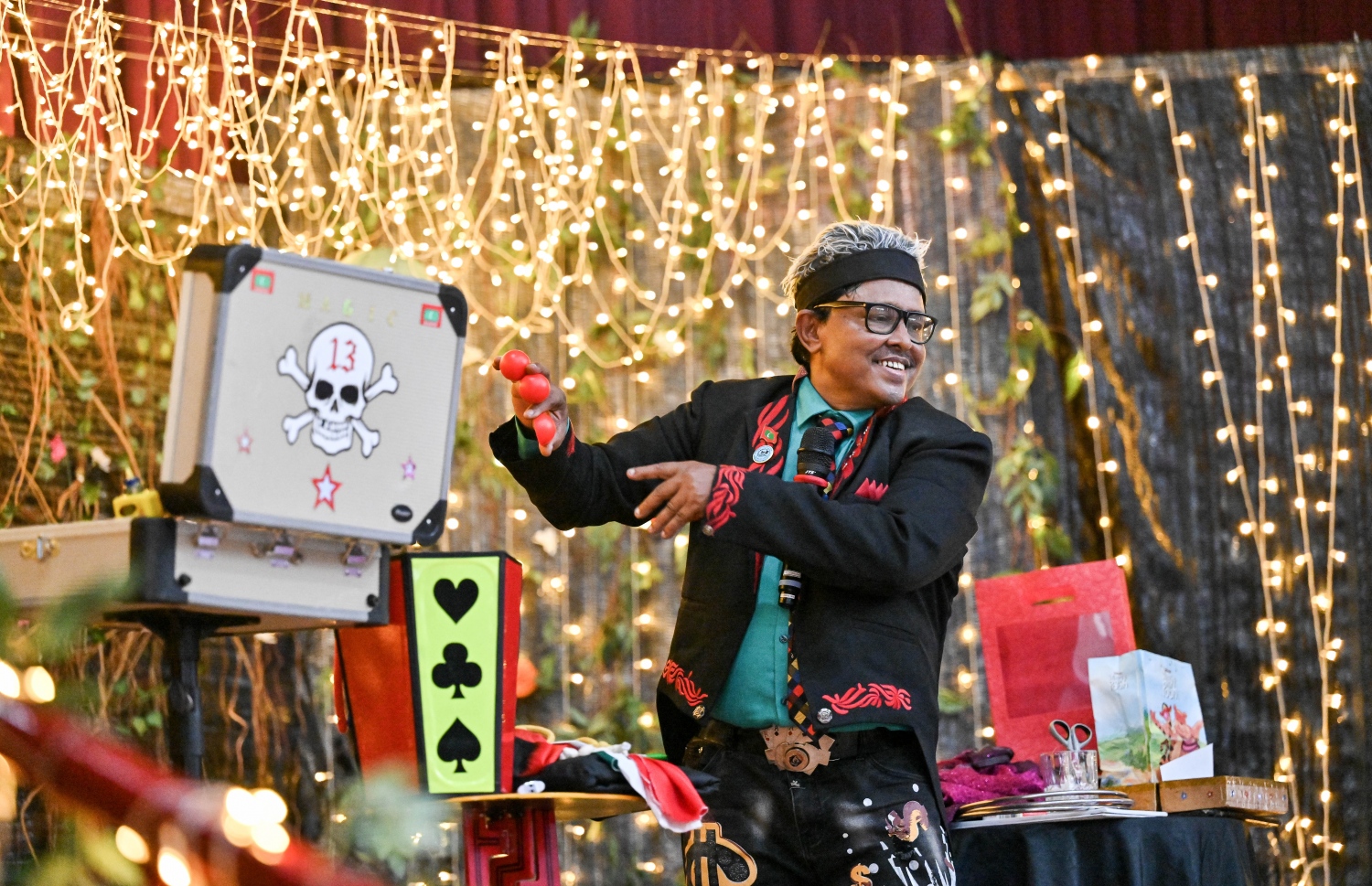 ކުޑަކުދިންގެ ދުވަސް ފާހަގަކުރުމަށް އިއްޒުއްދީން ސްކޫލުގައި މިއަދު ބޭއްވި ޖާދޫ ޝޯ ގެ ތެރެއިން: މިއަދުގެ ރަސްމިއްޔާތައް ސްކޫލް ތެރެ ވަރަށް ބޮޑަށް ޒީނަތްތެރިކޮށް، ޓީޗަރުންނާއި ދަރިވަރުން ސްކޫލަށް ދިޔައީ އެކި ކަހަލުގެ ކާޓޫން ކެރެކްޓާތަކުގެ ހެދުމުގައި.-- ފޮޓޯ: ނިޝާން އަލީ / މިހާރު