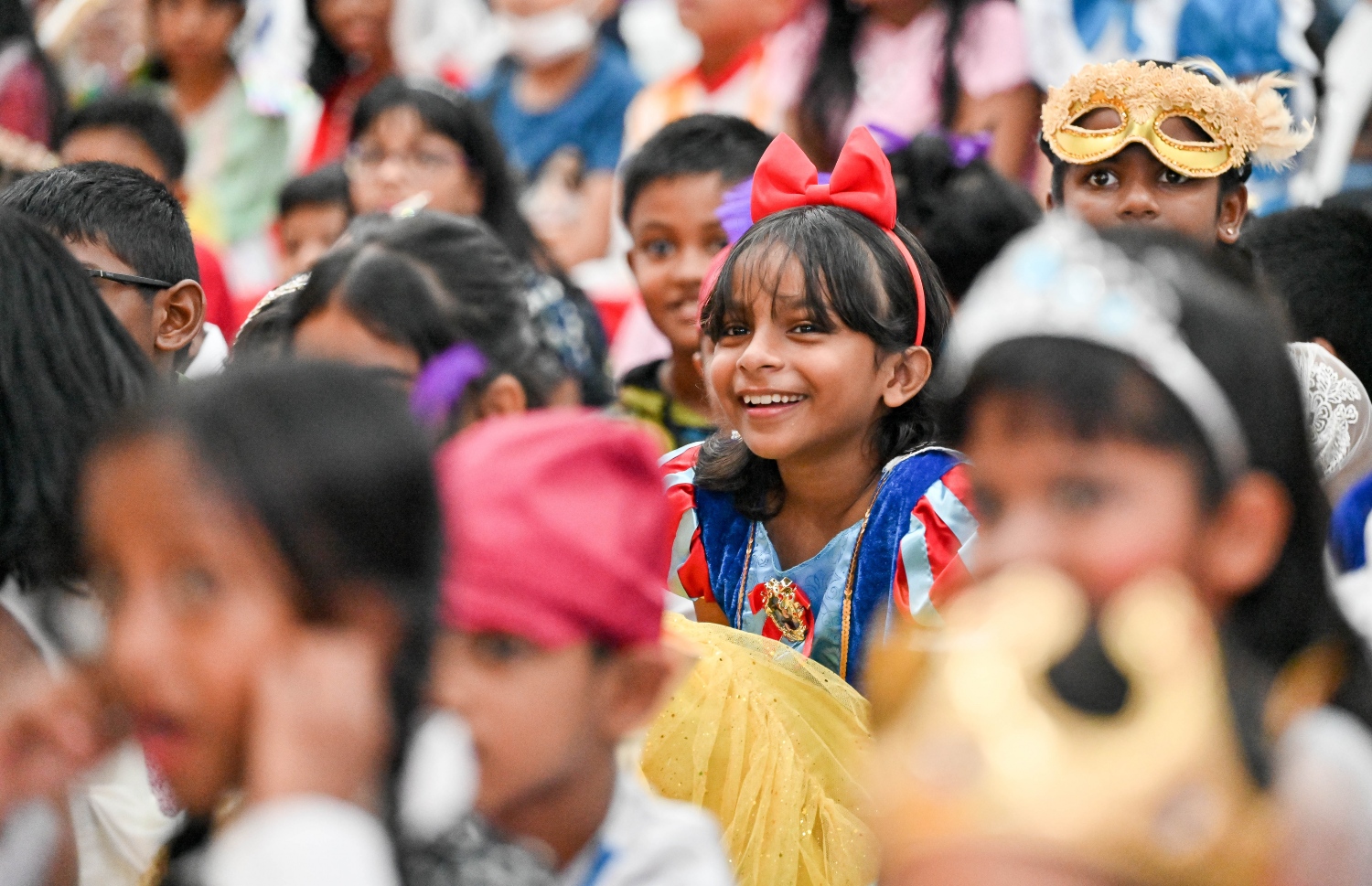 ކުޑަކުދިންގެ ދުވަސް ފާހަގަކުރުމަށް އިއްޒުއްދީން ސްކޫލުގައި މިއަދު ބޭއްވި ހާއްސަ ރަސްމިއްޔާތަގައި އެ ސްކޫލުގެ ދަރިވަރުން ބައިވެރިވަނީ: މިއަދުގެ ރަސްމިއްޔާތައް ސްކޫލް ތެރެ ވަރަށް ބޮޑަށް ޒީނަތްތެރިކޮށް، ޓީޗަރުންނާއި ދަރިވަރުން ސްކޫލަށް ދިޔައީ އެކި ކަހަލުގެ ކާޓޫން ކެރެކްޓާތަކުގެ ހެދުމުގައި.-- ފޮޓޯ: ނިޝާން އަލީ / މިހާރު