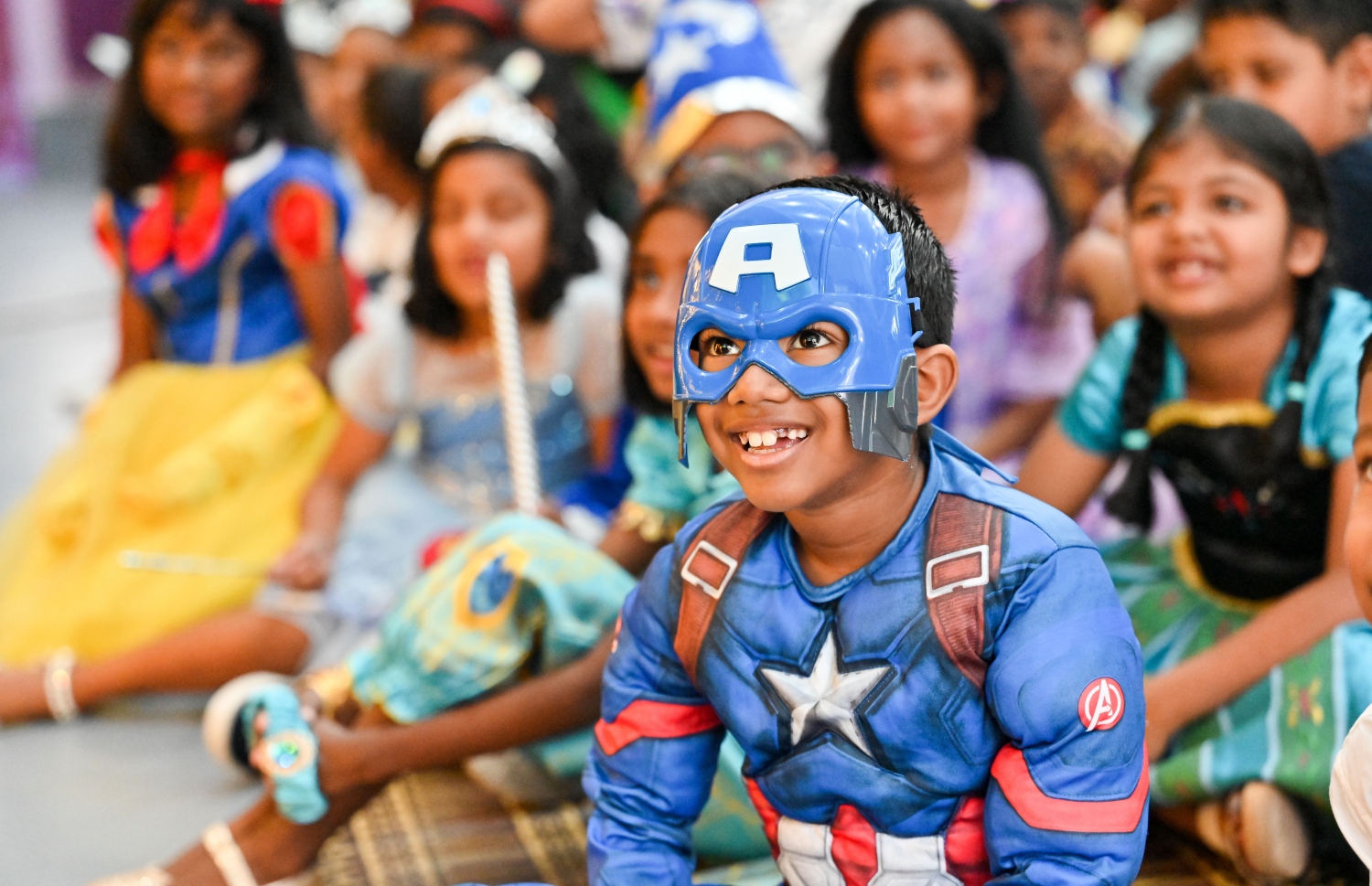 ކުޑަކުދިންގެ ދުވަސް ފާހަގަކުރުމަށް އިއްޒުއްދީން ސްކޫލުގައި މިއަދު ބޭއްވި ހާއްސަ ރަސްމިއްޔާތަގައި އެ ސްކޫލުގެ ދަރިވަރުން ބައިވެރިވަނީ: މިއަދުގެ ރަސްމިއްޔާތައް ސްކޫލް ތެރެ ވަރަށް ބޮޑަށް ޒީނަތްތެރިކޮށް، ޓީޗަރުންނާއި ދަރިވަރުން ސްކޫލަށް ދިޔައީ އެކި ކަހަލުގެ ކާޓޫން ކެރެކްޓާތަކުގެ ހެދުމުގައި.-- ފޮޓޯ: ނިޝާން އަލީ / މިހާރު