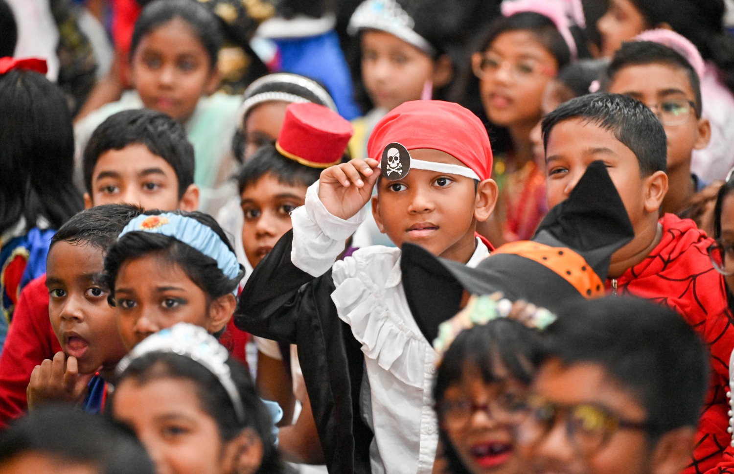 ކުޑަކުދިންގެ ދުވަސް ފާހަގަކުރުމަށް އިއްޒުއްދީން ސްކޫލުގައި މިއަދު ބޭއްވި ހާއްސަ ރަސްމިއްޔާތަގައި އެ ސްކޫލުގެ ދަރިވަރުން ބައިވެރިވަނީ: މިއަދުގެ ރަސްމިއްޔާތައް ސްކޫލް ތެރެ ވަރަށް ބޮޑަށް ޒީނަތްތެރިކޮށް، ޓީޗަރުންނާއި ދަރިވަރުން ސްކޫލަށް ދިޔައީ އެކި ކަހަލުގެ ކާޓޫން ކެރެކްޓާތަކުގެ ހެދުމުގައި.-- ފޮޓޯ: ނިޝާން އަލީ / މިހާރު