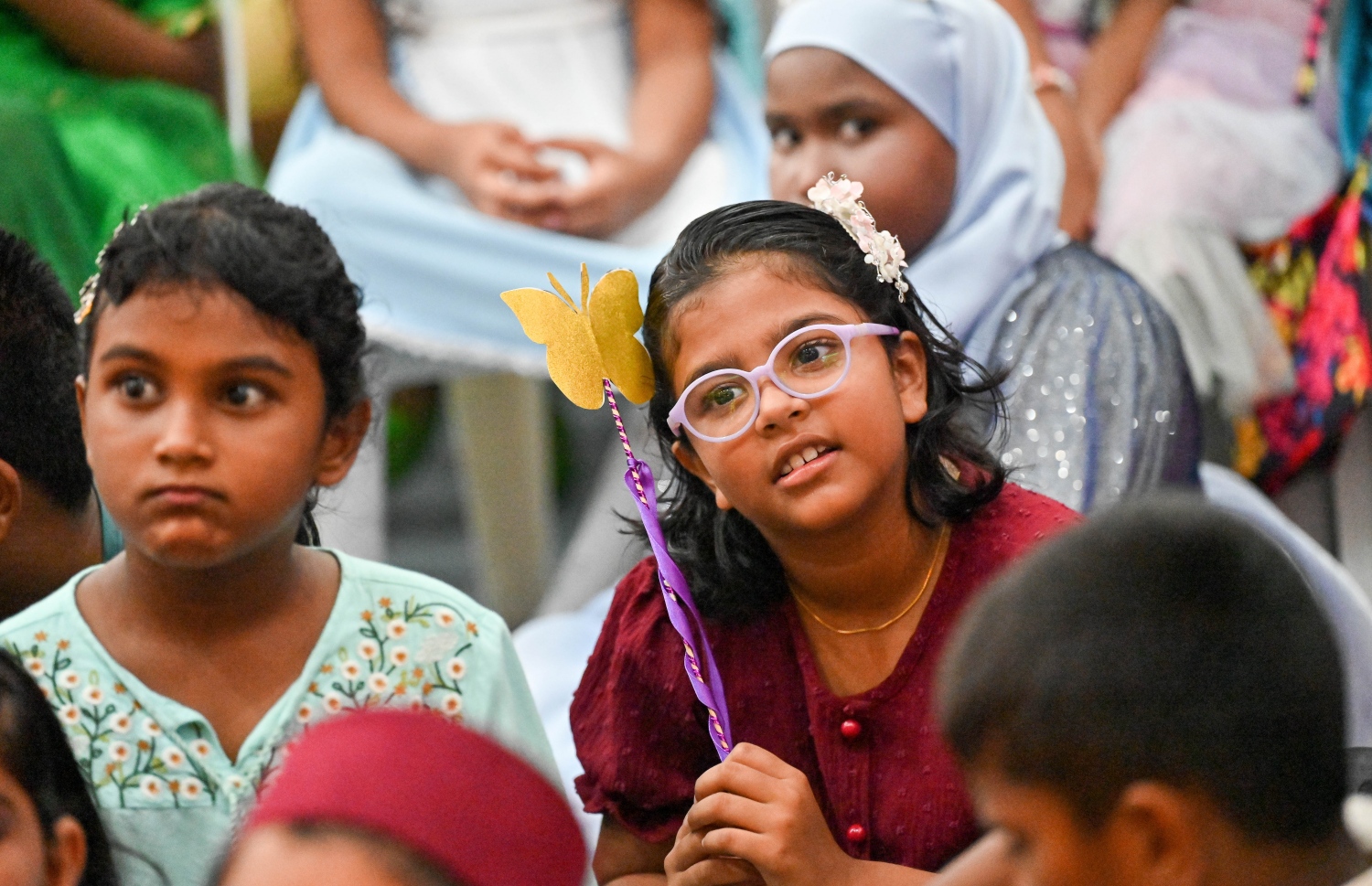 ކުޑަކުދިންގެ ދުވަސް ފާހަގަކުރުމަށް އިއްޒުއްދީން ސްކޫލުގައި މިއަދު ބޭއްވި ހާއްސަ ރަސްމިއްޔާތަގައި އެ ސްކޫލުގެ ދަރިވަރުން ބައިވެރިވަނީ: މިއަދުގެ ރަސްމިއްޔާތައް ސްކޫލް ތެރެ ވަރަށް ބޮޑަށް ޒީނަތްތެރިކޮށް، ޓީޗަރުންނާއި ދަރިވަރުން ސްކޫލަށް ދިޔައީ އެކި ކަހަލުގެ ކާޓޫން ކެރެކްޓާތަކުގެ ހެދުމުގައި.-- ފޮޓޯ: ނިޝާން އަލީ / މިހާރު