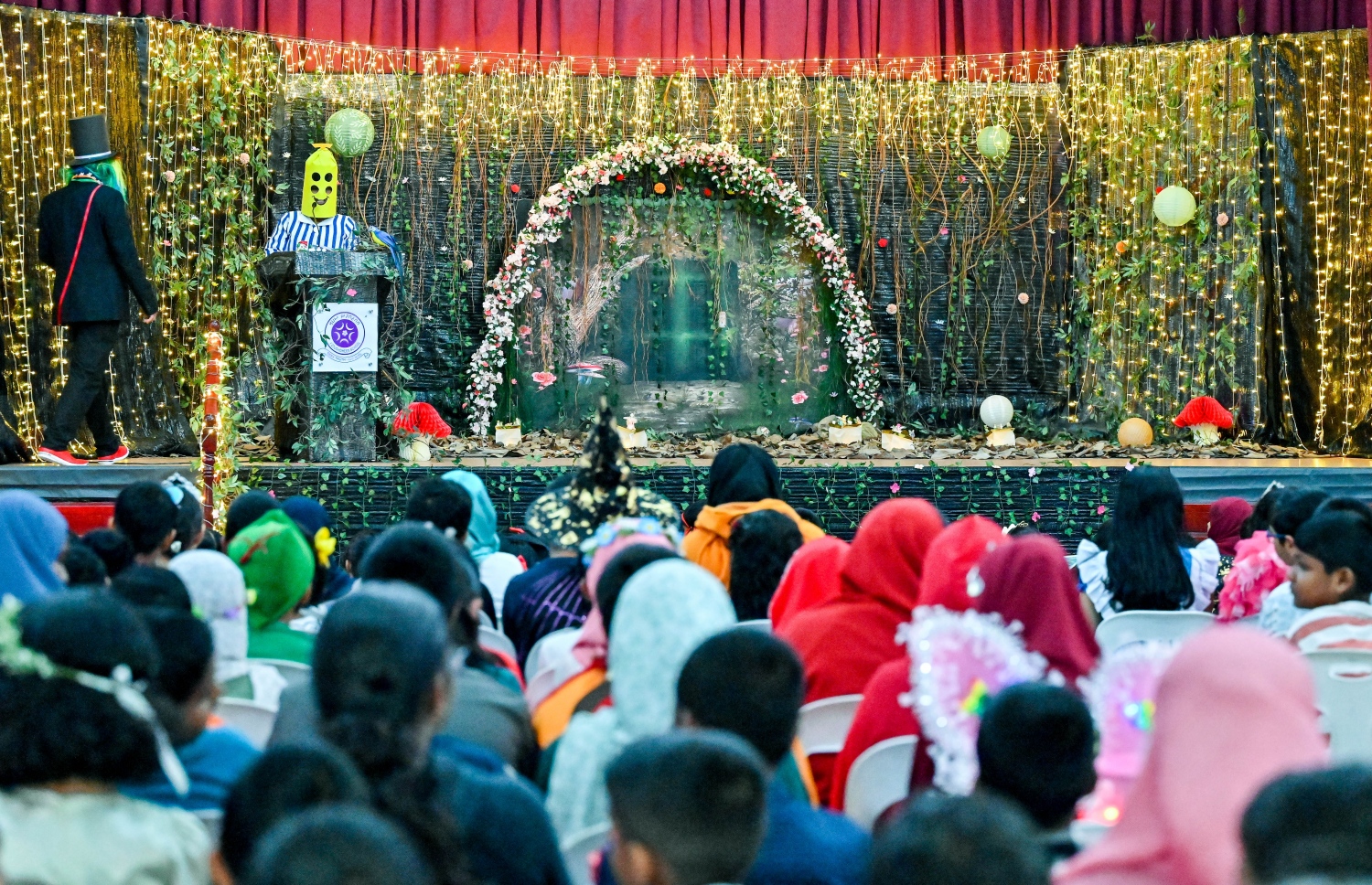 ކުޑަކުދިންގެ ދުވަސް ފާހަގަކުރުމަށް އިއްޒުއްދީން ސްކޫލުގައި މިއަދު ބޭއްވި ހާއްސަ ރަސްމިއްޔާތަގައި އެ ސްކޫލުގެ ދަރިވަރުން ބައިވެރިވަނީ: މިއަދުގެ ރަސްމިއްޔާތައް ސްކޫލް ތެރެ ވަރަށް ބޮޑަށް ޒީނަތްތެރިކޮށް، ޓީޗަރުންނާއި ދަރިވަރުން ސްކޫލަށް ދިޔައީ އެކި ކަހަލުގެ ކާޓޫން ކެރެކްޓާތަކުގެ ހެދުމުގައި.-- ފޮޓޯ: ނިޝާން އަލީ / މިހާރު