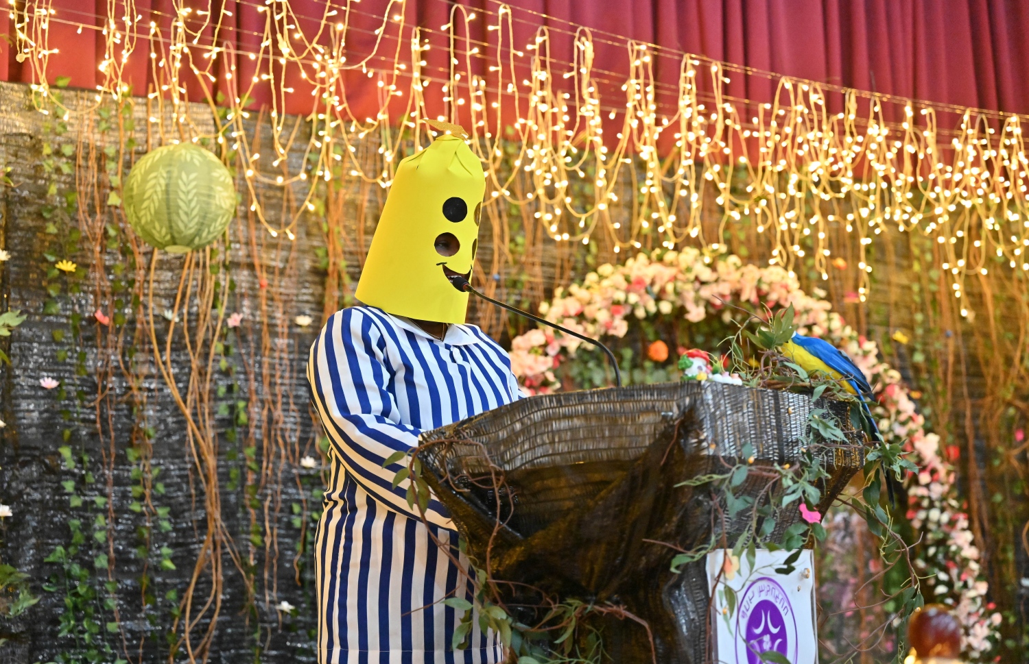 ކުޑަކުދިންގެ ދުވަސް ފާހަގަކުރުމަށް އިއްޒުއްދީން ސްކޫލުގައި މިއަދު ބޭއްވި ހާއްސަ ރަސްމިއްޔާތަގެ ތެރެއިން: މިއަދުގެ ރަސްމިއްޔާތައް ސްކޫލް ތެރެ ވަރަށް ބޮޑަށް ޒީނަތްތެރިކޮށް، ޓީޗަރުންނާއި ދަރިވަރުން ސްކޫލަށް ދިޔައީ އެކި ކަހަލުގެ ކާޓޫން ކެރެކްޓާތަކުގެ ހެދުމުގައި.-- ފޮޓޯ: ނިޝާން އަލީ / މިހާރު