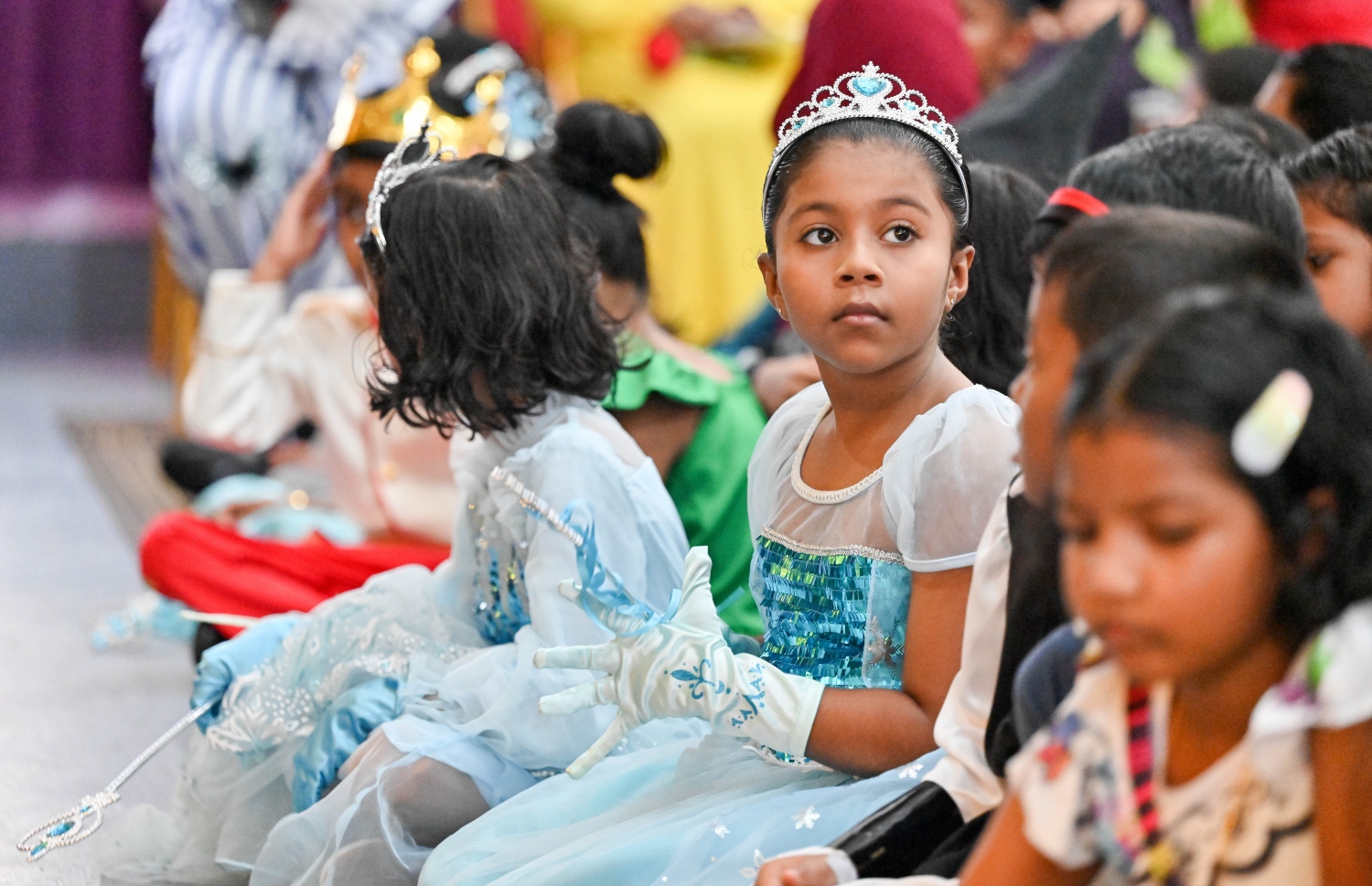 ކުޑަކުދިންގެ ދުވަސް ފާހަގަކުރުމަށް އިއްޒުއްދީން ސްކޫލުގައި މިއަދު ބޭއްވި ހާއްސަ ރަސްމިއްޔާތަގައި އެ ސްކޫލުގެ ދަރިވަރުން ބައިވެރިވަނީ: މިއަދުގެ ރަސްމިއްޔާތައް ސްކޫލް ތެރެ ވަރަށް ބޮޑަށް ޒީނަތްތެރިކޮށް، ޓީޗަރުންނާއި ދަރިވަރުން ސްކޫލަށް ދިޔައީ އެކި ކަހަލުގެ ކާޓޫން ކެރެކްޓާތަކުގެ ހެދުމުގައި.-- ފޮޓޯ: ނިޝާން އަލީ / މިހާރު