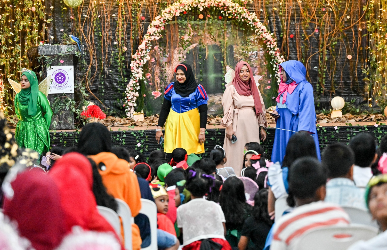 ކުޑަކުދިންގެ ދުވަސް ފާހަގަކުރުމަށް އިއްޒުއްދީން ސްކޫލުގައި މިއަދު ބޭއްވި ހާއްސަ ރަސްމިއްޔާތަގައި އެ ސްކޫލުގެ ޓީޗަރުން ބައިވެރިވަނީ: މިއަދުގެ ރަސްމިއްޔާތައް ސްކޫލް ތެރެ ވަރަށް ބޮޑަށް ޒީނަތްތެރިކޮށް، ޓީޗަރުންނާއި ދަރިވަރުން ސްކޫލަށް ދިޔައީ އެކި ކަހަލުގެ ކާޓޫން ކެރެކްޓާތަކުގެ ހެދުމުގައި.-- ފޮޓޯ: ނިޝާން އަލީ / މިހާރު