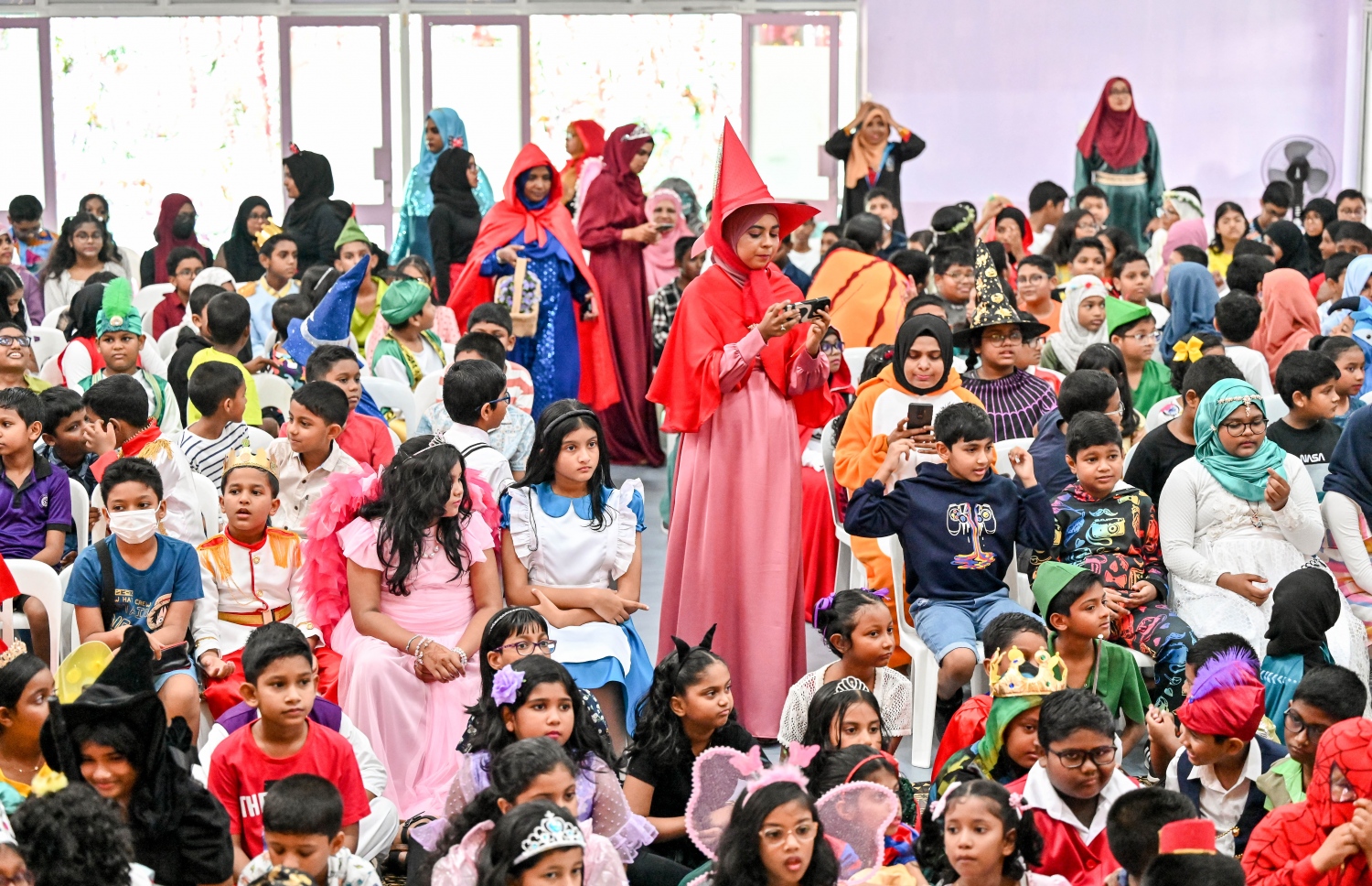 ކުޑަކުދިންގެ ދުވަސް ފާހަގަކުރުމަށް އިއްޒުއްދީން ސްކޫލުގައި މިއަދު ބޭއްވި ހާއްސަ ރަސްމިއްޔާތަގައި އެ ސްކޫލުގެ ދަރިވަރުން ބައިވެރިވަނީ: މިއަދުގެ ރަސްމިއްޔާތައް ސްކޫލް ތެރެ ވަރަށް ބޮޑަށް ޒީނަތްތެރިކޮށް، ޓީޗަރުންނާއި ދަރިވަރުން ސްކޫލަށް ދިޔައީ އެކި ކަހަލުގެ ކާޓޫން ކެރެކްޓާތަކުގެ ހެދުމުގައި.-- ފޮޓޯ: ނިޝާން އަލީ / މިހާރު