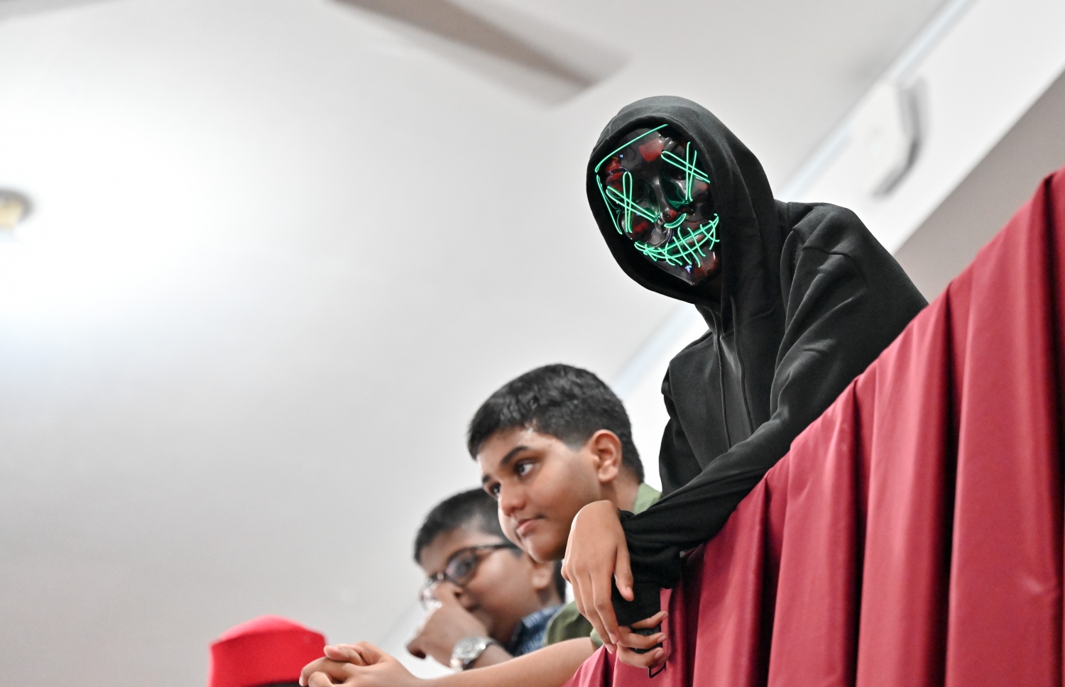 ކުޑަކުދިންގެ ދުވަސް ފާހަގަކުރުމަށް އިއްޒުއްދީން ސްކޫލުގައި މިއަދު ބޭއްވި ހާއްސަ ރަސްމިއްޔާތަގައި އެ ސްކޫލުގެ ދަރިވަރުން ބައިވެރިވަނީ: މިއަދުގެ ރަސްމިއްޔާތައް ސްކޫލް ތެރެ ވަރަށް ބޮޑަށް ޒީނަތްތެރިކޮށް، ޓީޗަރުންނާއި ދަރިވަރުން ސްކޫލަށް ދިޔައީ އެކި ކަހަލުގެ ކާޓޫން ކެރެކްޓާތަކުގެ ހެދުމުގައި.-- ފޮޓޯ: ނިޝާން އަލީ / މިހާރު