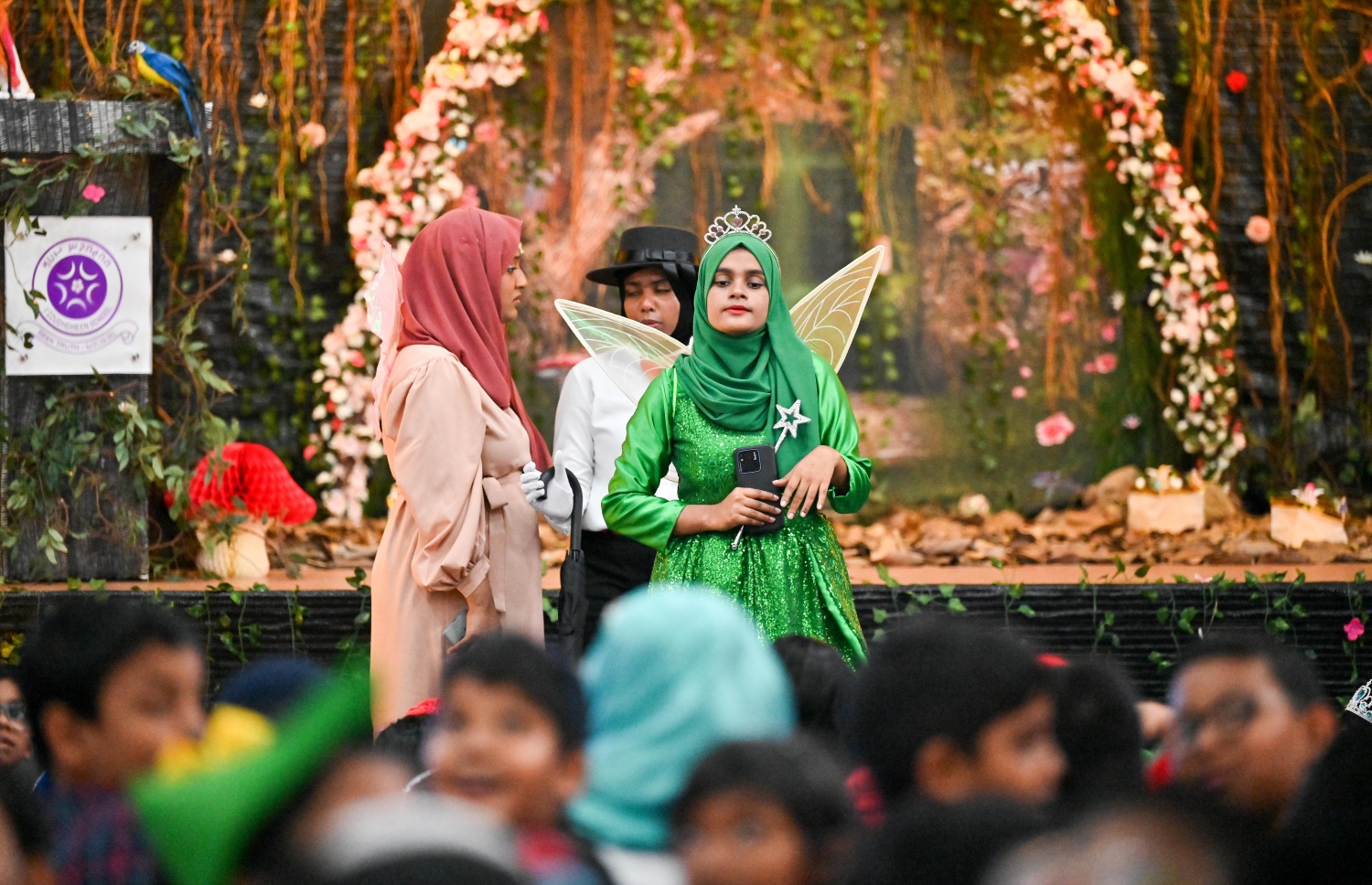 ކުޑަކުދިންގެ ދުވަސް ފާހަގަކުރުމަށް އިއްޒުއްދީން ސްކޫލުގައި މިއަދު ބޭއްވި ހާއްސަ ރަސްމިއްޔާތަގައި އެ ސްކޫލުގެ ޓީޗަރުން ބައިވެރިވަނީ: މިއަދުގެ ރަސްމިއްޔާތައް ސްކޫލް ތެރެ ވަރަށް ބޮޑަށް ޒީނަތްތެރިކޮށް، ޓީޗަރުންނާއި ދަރިވަރުން ސްކޫލަށް ދިޔައީ އެކި ކަހަލުގެ ކާޓޫން ކެރެކްޓާތަކުގެ ހެދުމުގައި.-- ފޮޓޯ: ނިޝާން އަލީ / މިހާރު