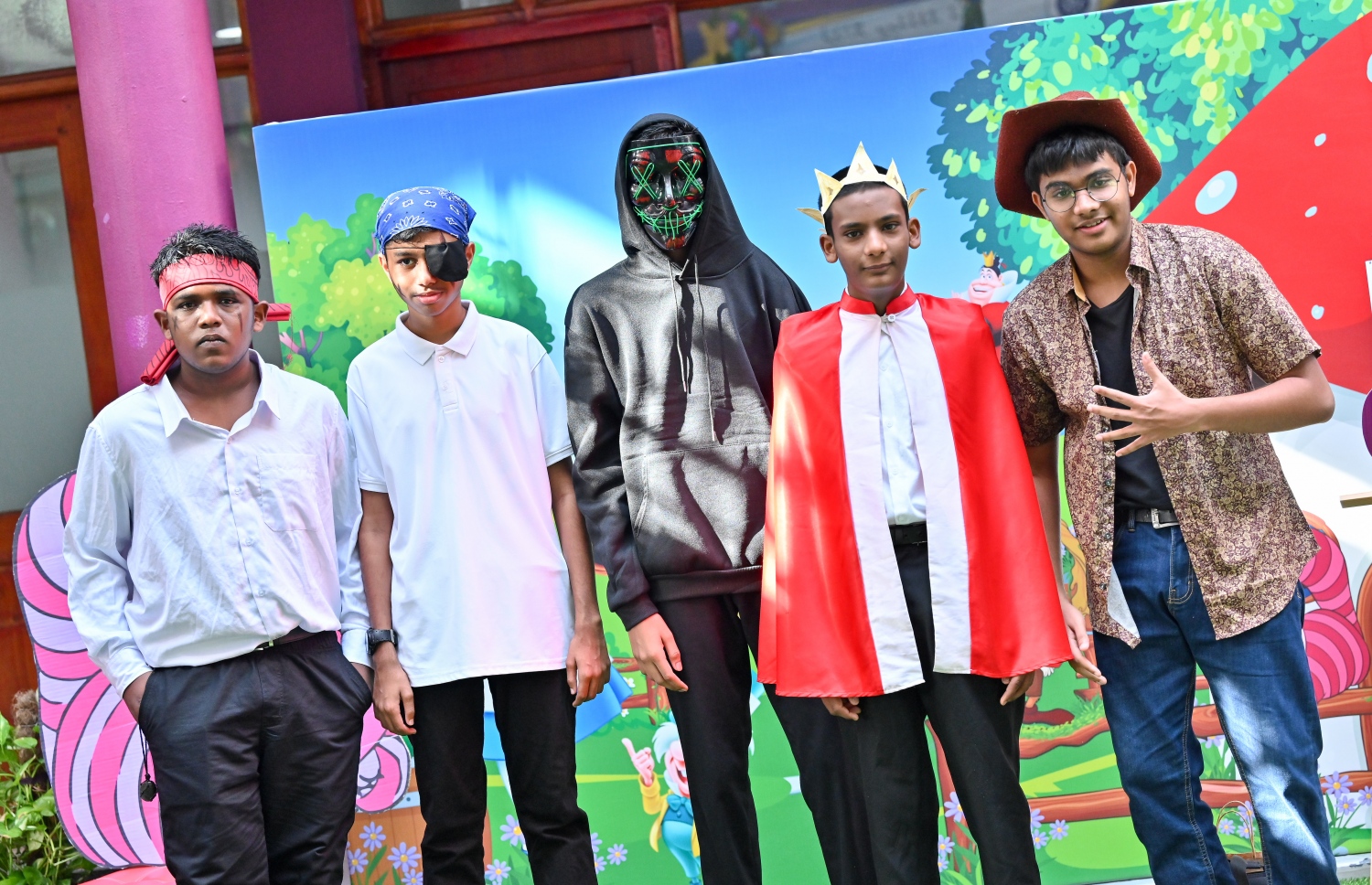 ކުޑަކުދިންގެ ދުވަސް ފާހަގަކުރުމަށް އިއްޒުއްދީން ސްކޫލުގައި މިއަދު ބޭއްވި ހާއްސަ ރަސްމިއްޔާތަގައި އެ ސްކޫލުގެ ދަރިވަރުން ބައިވެރިވަނީ: މިއަދުގެ ރަސްމިއްޔާތައް ސްކޫލް ތެރެ ވަރަށް ބޮޑަށް ޒީނަތްތެރިކޮށް، ޓީޗަރުންނާއި ދަރިވަރުން ސްކޫލަށް ދިޔައީ އެކި ކަހަލުގެ ކާޓޫން ކެރެކްޓާތަކުގެ ހެދުމުގައި.-- ފޮޓޯ: ނިޝާން އަލީ / މިހާރު