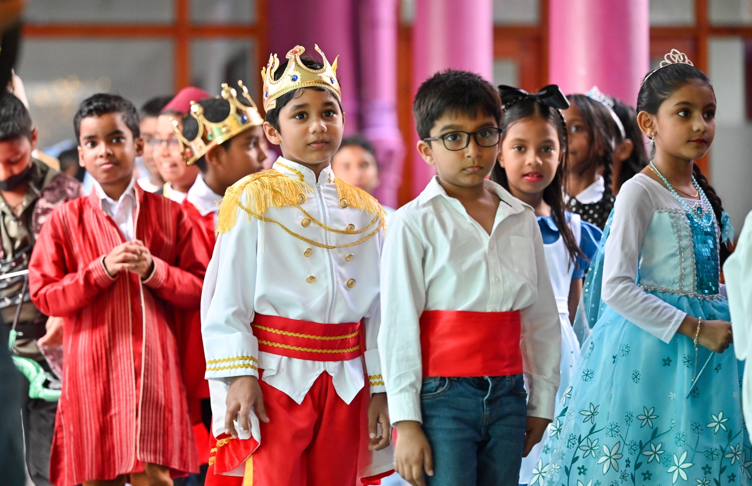 ކުޑަކުދިންގެ ދުވަސް ފާހަގަކުރުމަށް އިއްޒުއްދީން ސްކޫލުގައި މިއަދު ބޭއްވި ހާއްސަ ރަސްމިއްޔާތަގައި އެ ސްކޫލުގެ ދަރިވަރުން ބައިވެރިވަނީ: މިއަދުގެ ރަސްމިއްޔާތައް ސްކޫލް ތެރެ ވަރަށް ބޮޑަށް ޒީނަތްތެރިކޮށް، ޓީޗަރުންނާއި ދަރިވަރުން ސްކޫލަށް ދިޔައީ އެކި ކަހަލުގެ ކާޓޫން ކެރެކްޓާތަކުގެ ހެދުމުގައި.-- ފޮޓޯ: ނިޝާން އަލީ / މިހާރު