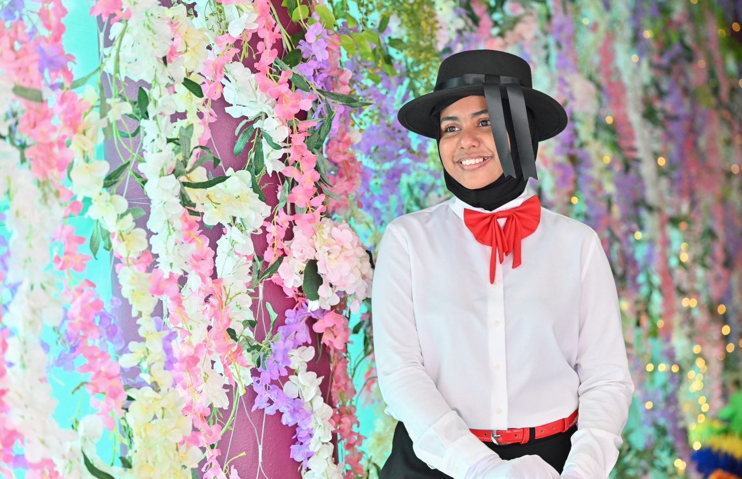 ކުޑަކުދިންގެ ދުވަސް ފާހަގަކުރުމަށް އިއްޒުއްދީން ސްކޫލުގައި މިއަދު ބޭއްވި ހާއްސަ ރަސްމިއްޔާތަގައި އެ ސްކޫލުގެ ޓީޗަރަކު ކާޓޫން ކެރެކްޓާއެއްގެ ހެދުމުގައި.-- ފޮޓޯ: ނިޝާން އަލީ / މިހާރު