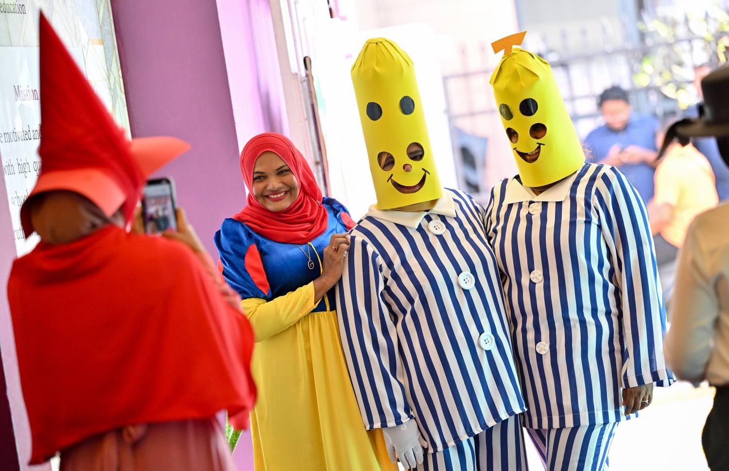 ކުޑަކުދިންގެ ދުވަސް ފާހަގަކުރުމަށް އިއްޒުއްދީން ސްކޫލުގައި މިއަދު ބޭއްވި ހާއްސަ ރަސްމިއްޔާތަގައި އެ ސްކޫލުގެ ޓީޗަރުން ބައިވެރިވަނީ: މިއަދުގެ ރަސްމިއްޔާތައް ސްކޫލް ތެރެ ވަރަށް ބޮޑަށް ޒީނަތްތެރިކޮށް، ޓީޗަރުންނާއި ދަރިވަރުން ސްކޫލަށް ދިޔައީ އެކި ކަހަލުގެ ކާޓޫން ކެރެކްޓާތަކުގެ ހެދުމުގައި.-- ފޮޓޯ: ނިޝާން އަލީ / މިހާރު