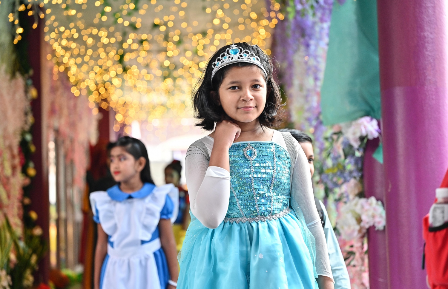 ކުޑަކުދިންގެ ދުވަސް ފާހަގަކުރުމަށް އިއްޒުއްދީން ސްކޫލުގައި މިއަދު ބޭއްވި ހާއްސަ ރަސްމިއްޔާތަގައި ބައިވެރިވުމަށް ދަރިވަރަކު ސްކޫލަށް ވަންނަނީ: މިއަދުގެ ރަސްމިއްޔާތައް ސްކޫލް ތެރެ ވަރަށް ބޮޑަށް ޒީނަތްތެރިކޮށް، ޓީޗަރުންނާއި ދަރިވަރުން ސްކޫލަށް ދިޔައީ އެކި ކަހަލުގެ ކާޓޫން ކެރެކްޓާތަކުގެ ހެދުމުގައި.-- ފޮޓޯ: ނިޝާން އަލީ / މިހާރު