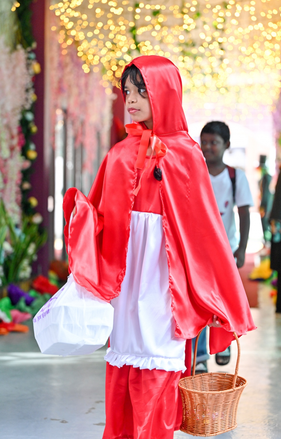 ކުޑަކުދިންގެ ދުވަސް ފާހަގަކުރުމަށް އިއްޒުއްދީން ސްކޫލުގައި މިއަދު ބޭއްވި ހާއްސަ ރަސްމިއްޔާތަގައި އެ ސްކޫލުގެ ދަރިވަރުން ބައިވެރިވަނީ: މިއަދުގެ ރަސްމިއްޔާތައް ސްކޫލް ތެރެ ވަރަށް ބޮޑަށް ޒީނަތްތެރިކޮށް، ޓީޗަރުންނާއި ދަރިވަރުން ސްކޫލަށް ދިޔައީ އެކި ކަހަލުގެ ކާޓޫން ކެރެކްޓާތަކުގެ ހެދުމުގައި.-- ފޮޓޯ: ނިޝާން އަލީ / މިހާރު