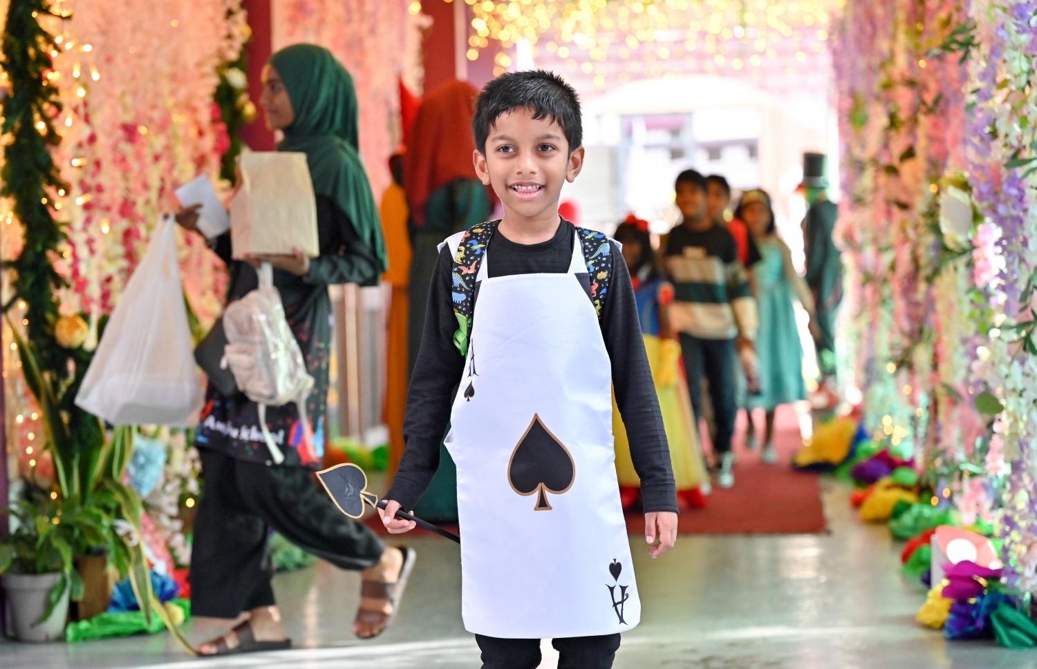 ކުޑަކުދިންގެ ދުވަސް ފާހަގަކުރުމަށް އިއްޒުއްދީން ސްކޫލުގައި މިއަދު ބޭއްވި ހާއްސަ ރަސްމިއްޔާތަގައި އެ ސްކޫލުގެ ދަރިވަރުން ބައިވެރިވަނީ: މިއަދުގެ ރަސްމިއްޔާތައް ސްކޫލް ތެރެ ވަރަށް ބޮޑަށް ޒީނަތްތެރިކޮށް، ޓީޗަރުންނާއި ދަރިވަރުން ސްކޫލަށް ދިޔައީ އެކި ކަހަލުގެ ކާޓޫން ކެރެކްޓާތަކުގެ ހެދުމުގައި.-- ފޮޓޯ: ނިޝާން އަލީ / މިހާރު